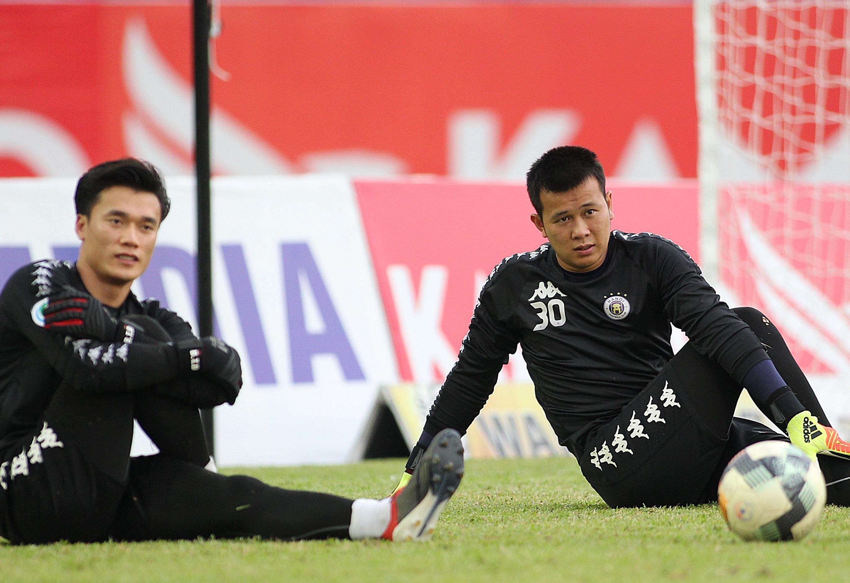 Thu mon so mot cua CLB Ha Noi phai nhuong suat cho Bui Tien Dung hinh anh