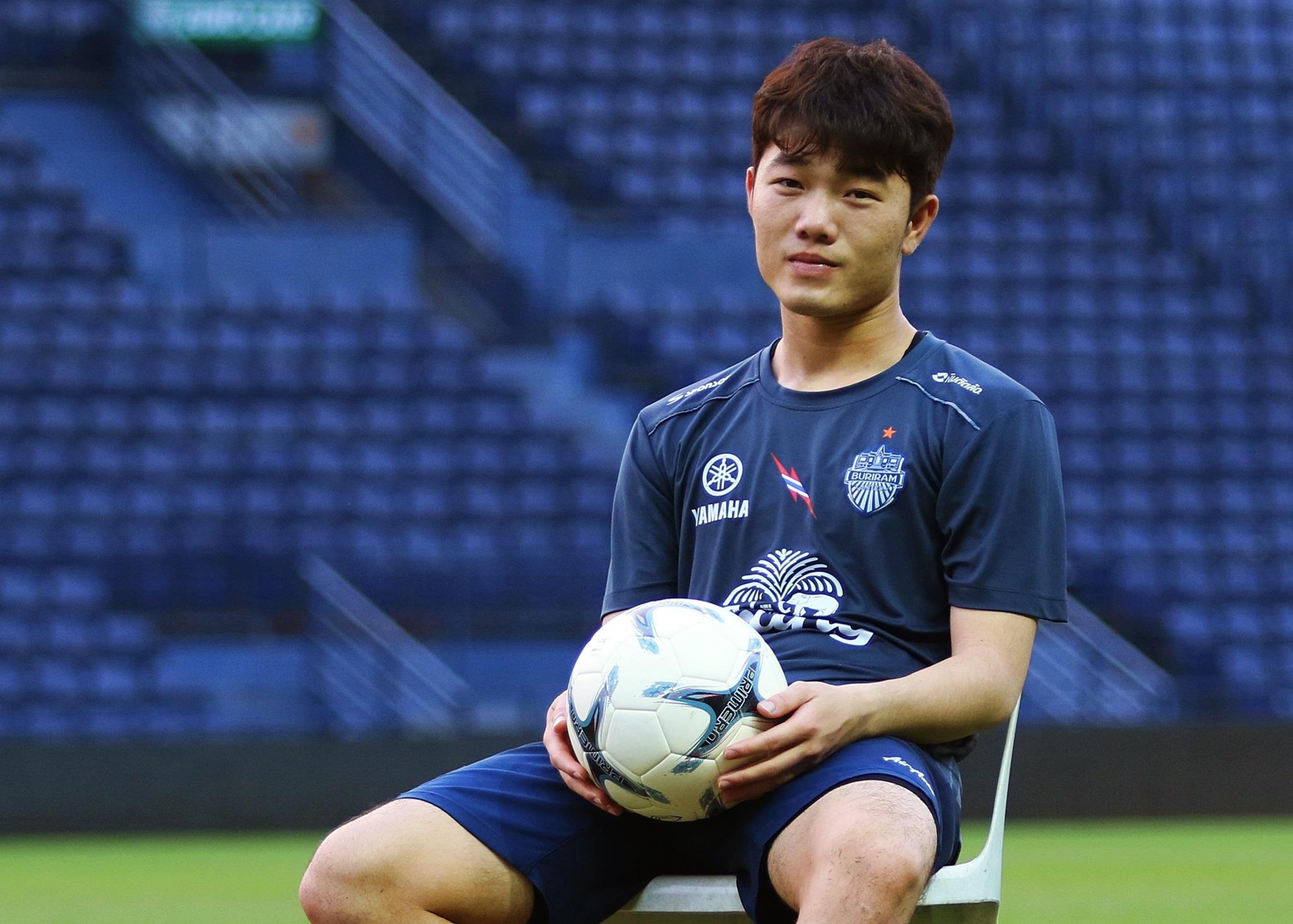 Xuan Truong lo chuyen bay den Han Quoc da AFC Champions League hinh anh