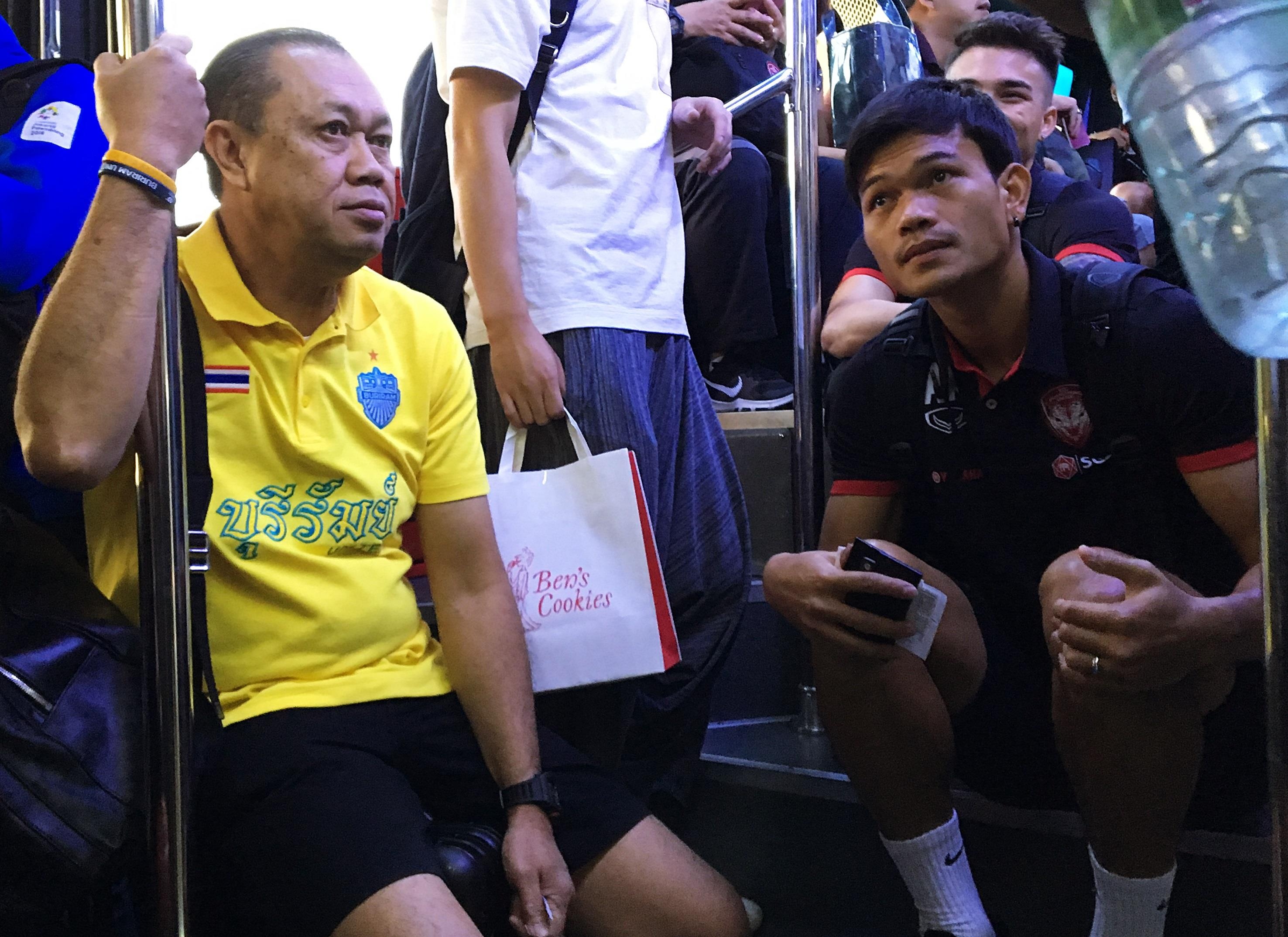 Van Lam giap mat Chu tich cua Xuan Truong tren cung chuyen bay hinh anh