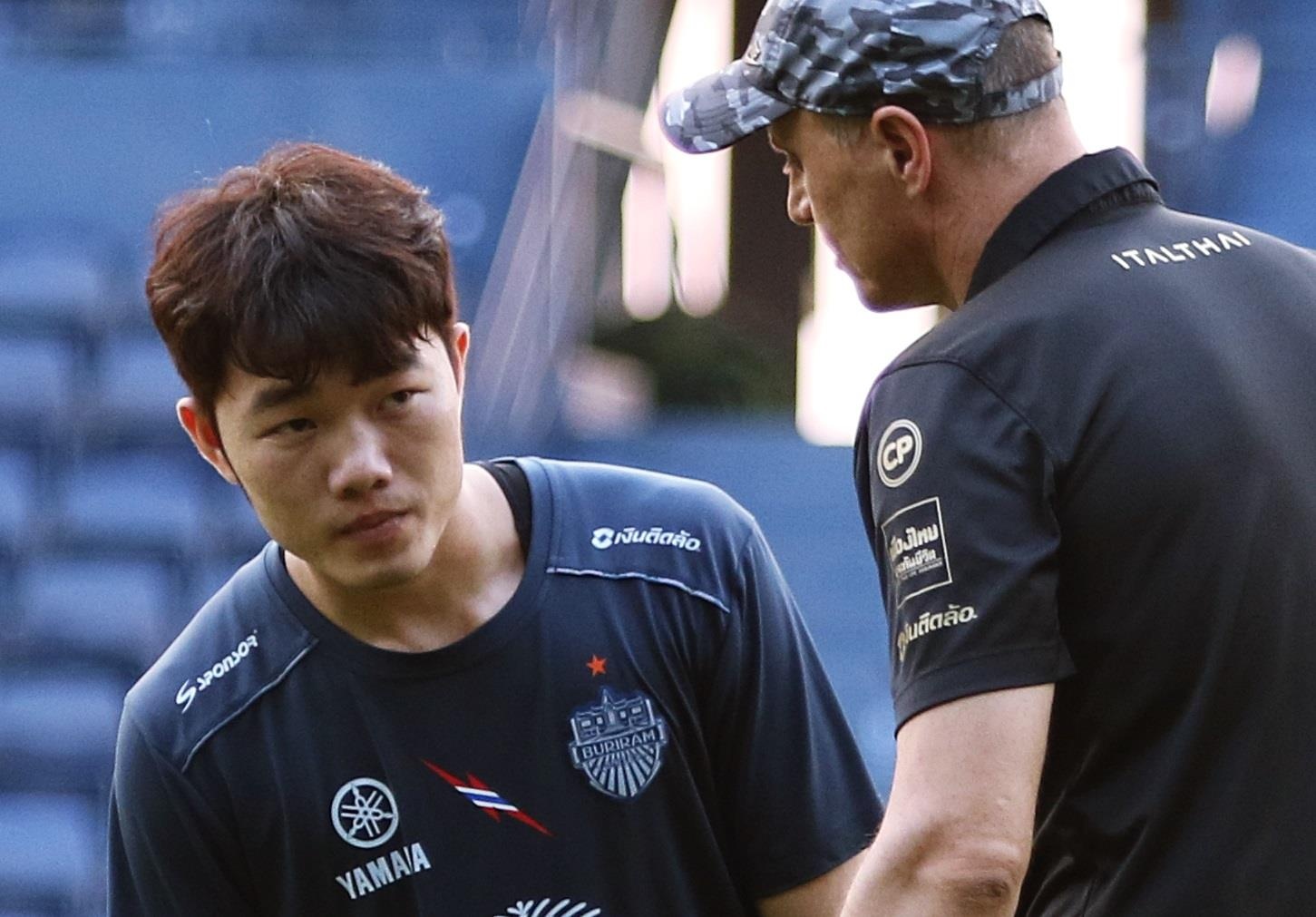 Xuan Truong duoc long HLV truong truoc gio dau Dang Van Lam hinh anh