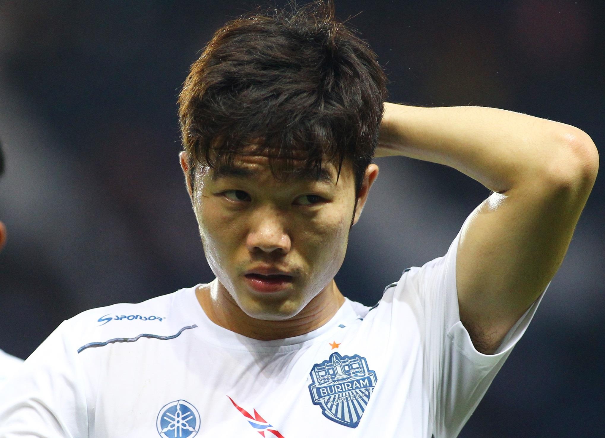 Xuan Truong bo tuc bai tap phong ngu truoc khi du King's Cup hinh anh