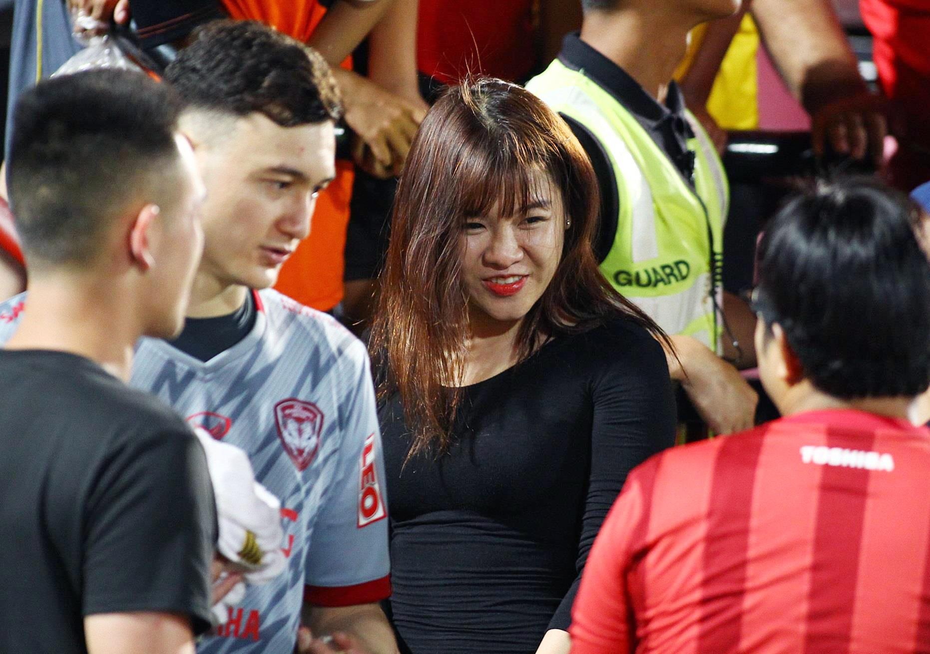 Van Lam lan dau xuat hien cung ban gai tin don truoc King's Cup hinh anh