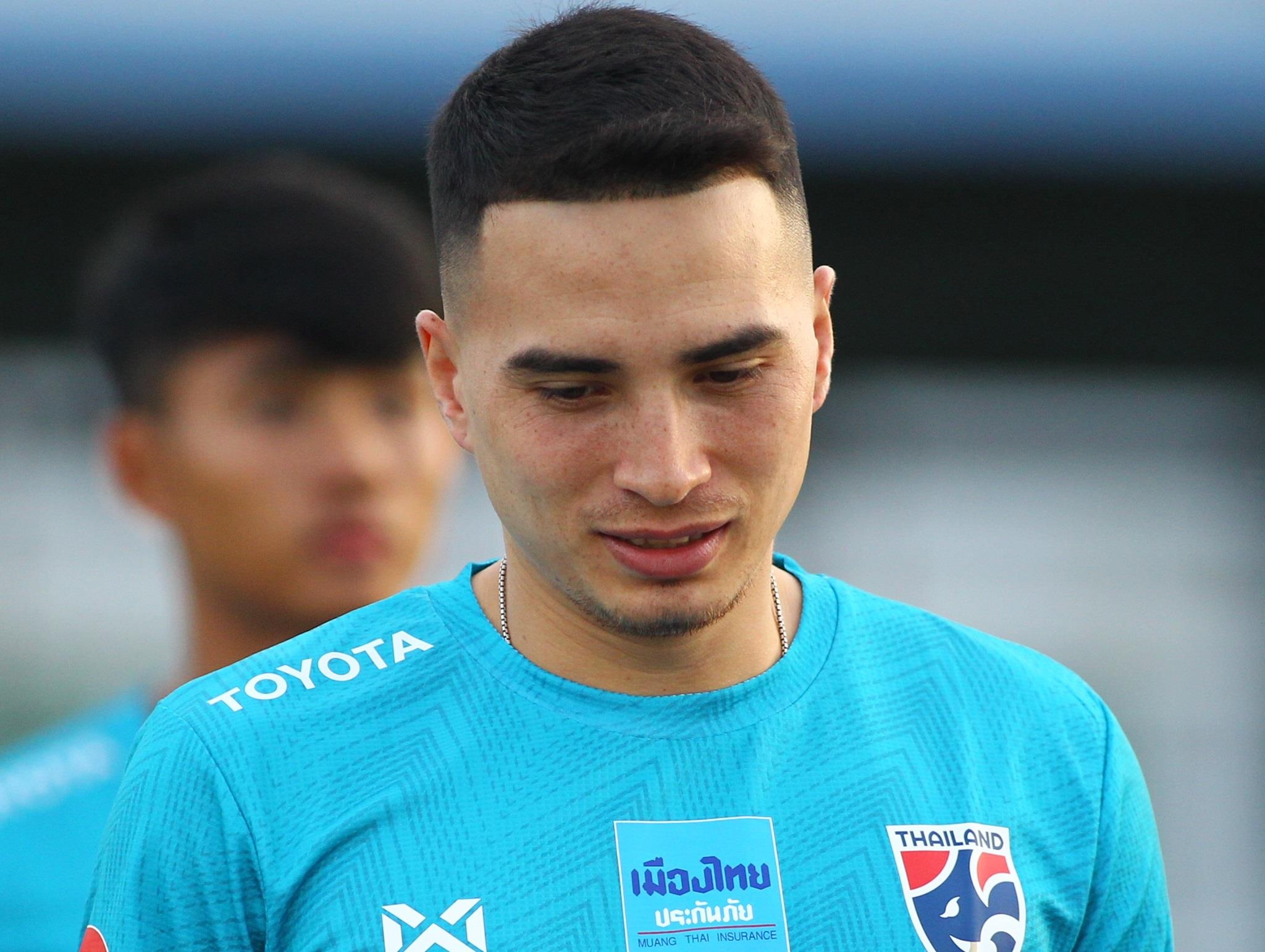 Ngoi sao goc Viet cua tuyen Thai Lan buon ba nhin dong doi tap luyen hinh anh