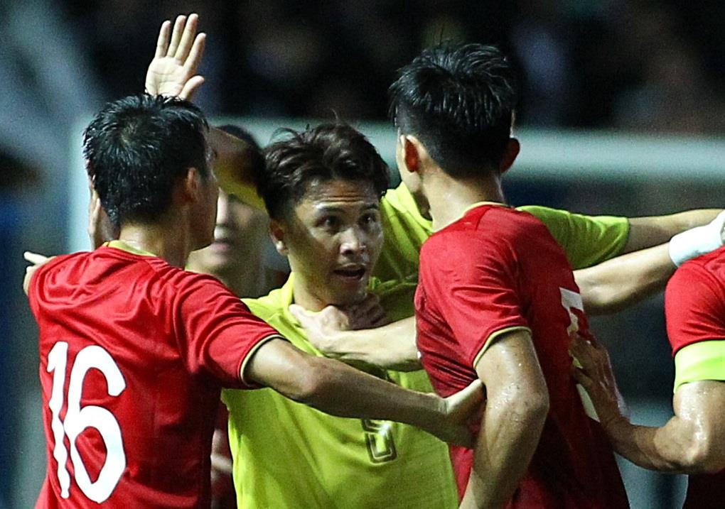 Vi sao Doan Van Hau bi cau thu Thai Lan va thang vao mat hinh anh