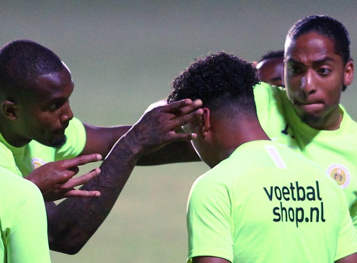 Cau thu Curacao bi bung tai truoc tran chung ket gap Viet Nam hinh anh