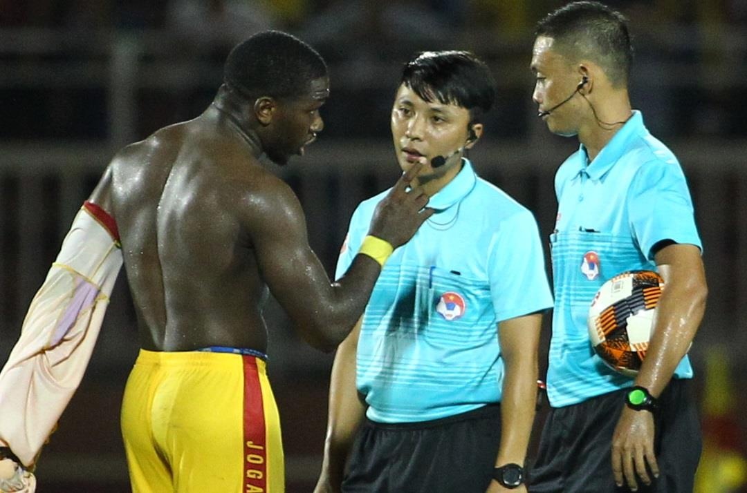 Ngoai binh cua CLB Thanh Hoa coi ao, chi mat trong tai FIFA hinh anh