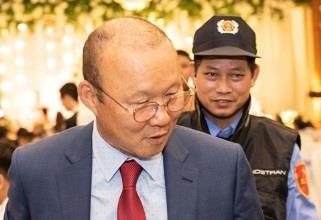 HLV Park tap trung xem tran dau o san Thong Nhat hinh anh