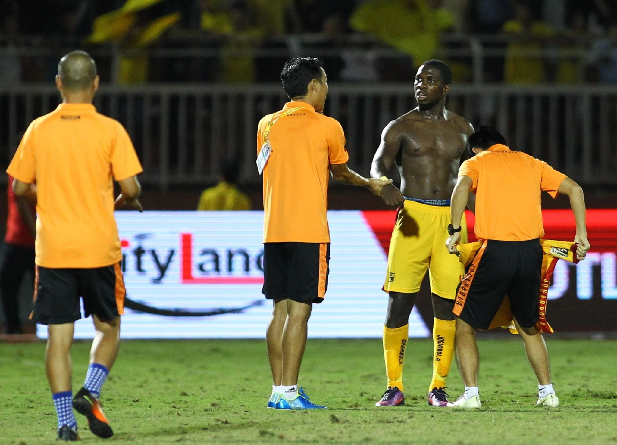 ngoai binh chi mat trong tai,  ngoai binh thanh hoa phan ung trong tai anh 3