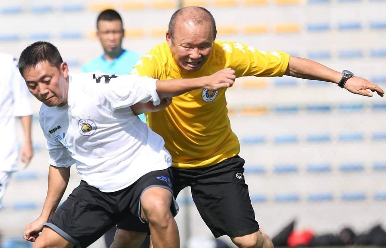 HLV Park Hang-seo choi bong het minh voi phong vien the thao hinh anh