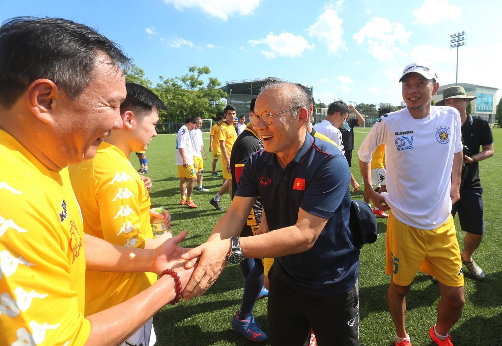 hlv park hang seo la ai,  thay park xo giay ngay bao chi viet nam anh 2