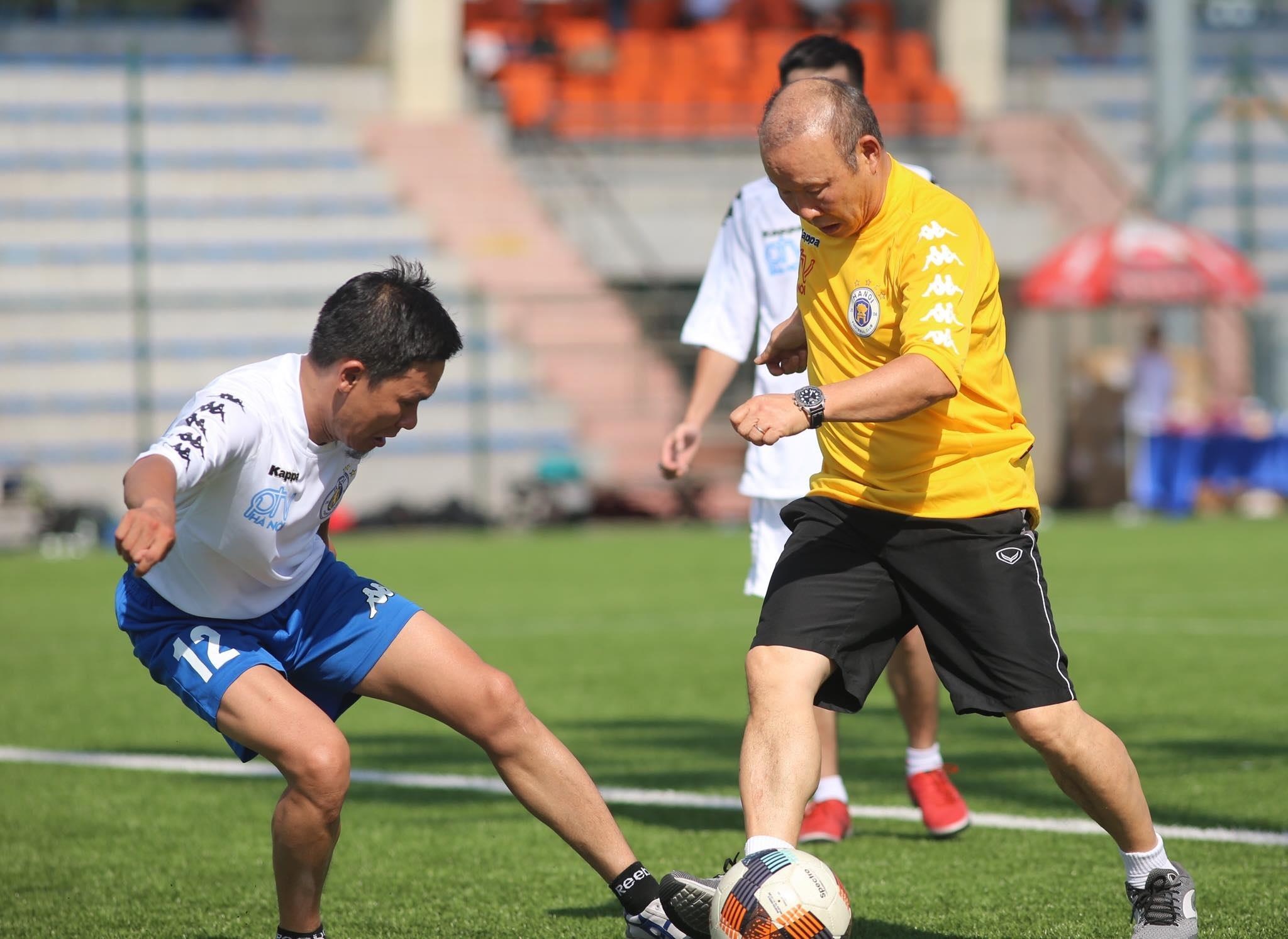 hlv park hang seo la ai,  thay park xo giay ngay bao chi viet nam anh 4