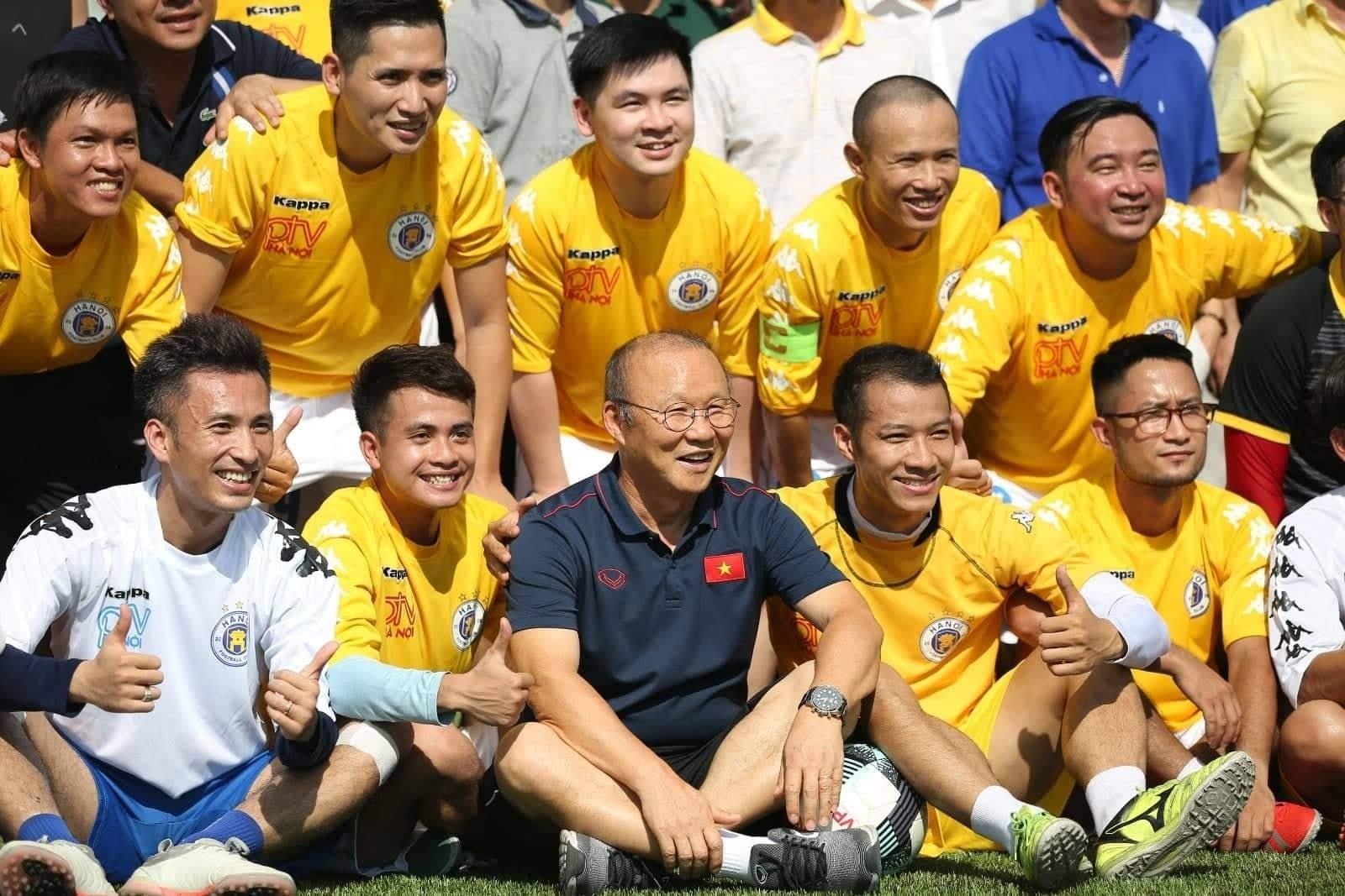 hlv park hang seo la ai,  thay park xo giay ngay bao chi viet nam anh 1