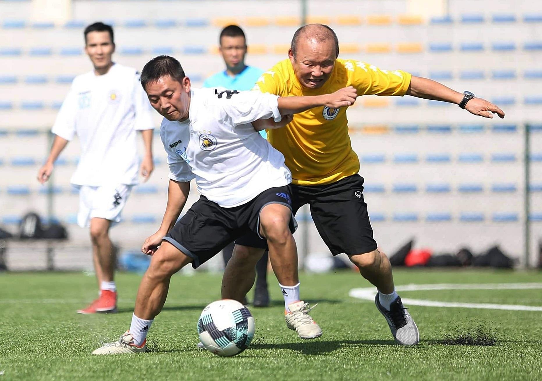 hlv park hang seo la ai,  thay park xo giay ngay bao chi viet nam anh 5