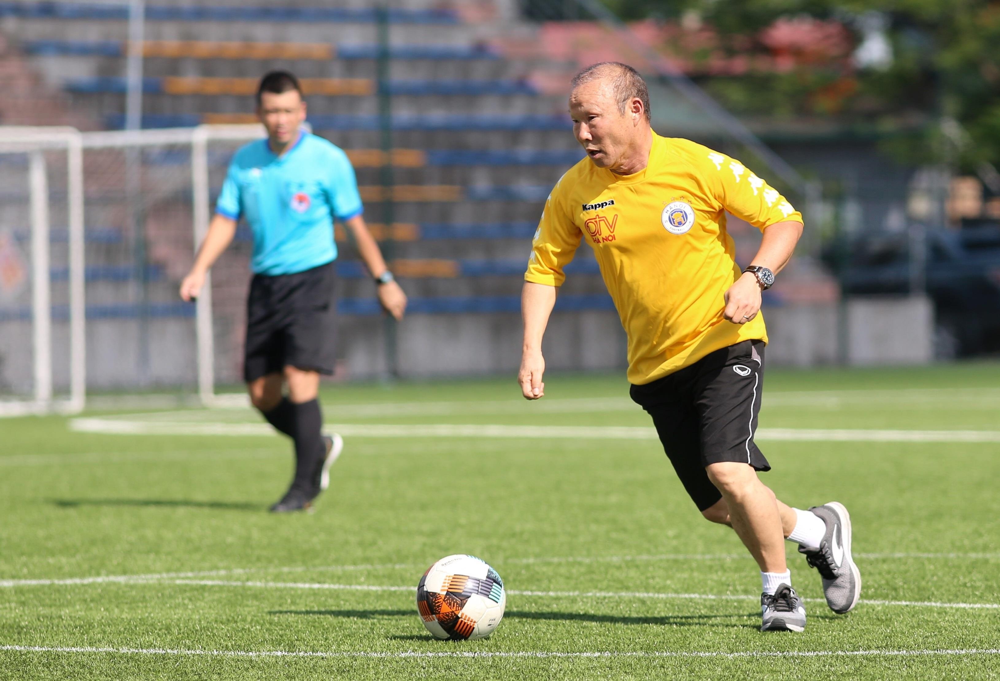 hlv park hang seo la ai,  thay park xo giay ngay bao chi viet nam anh 3