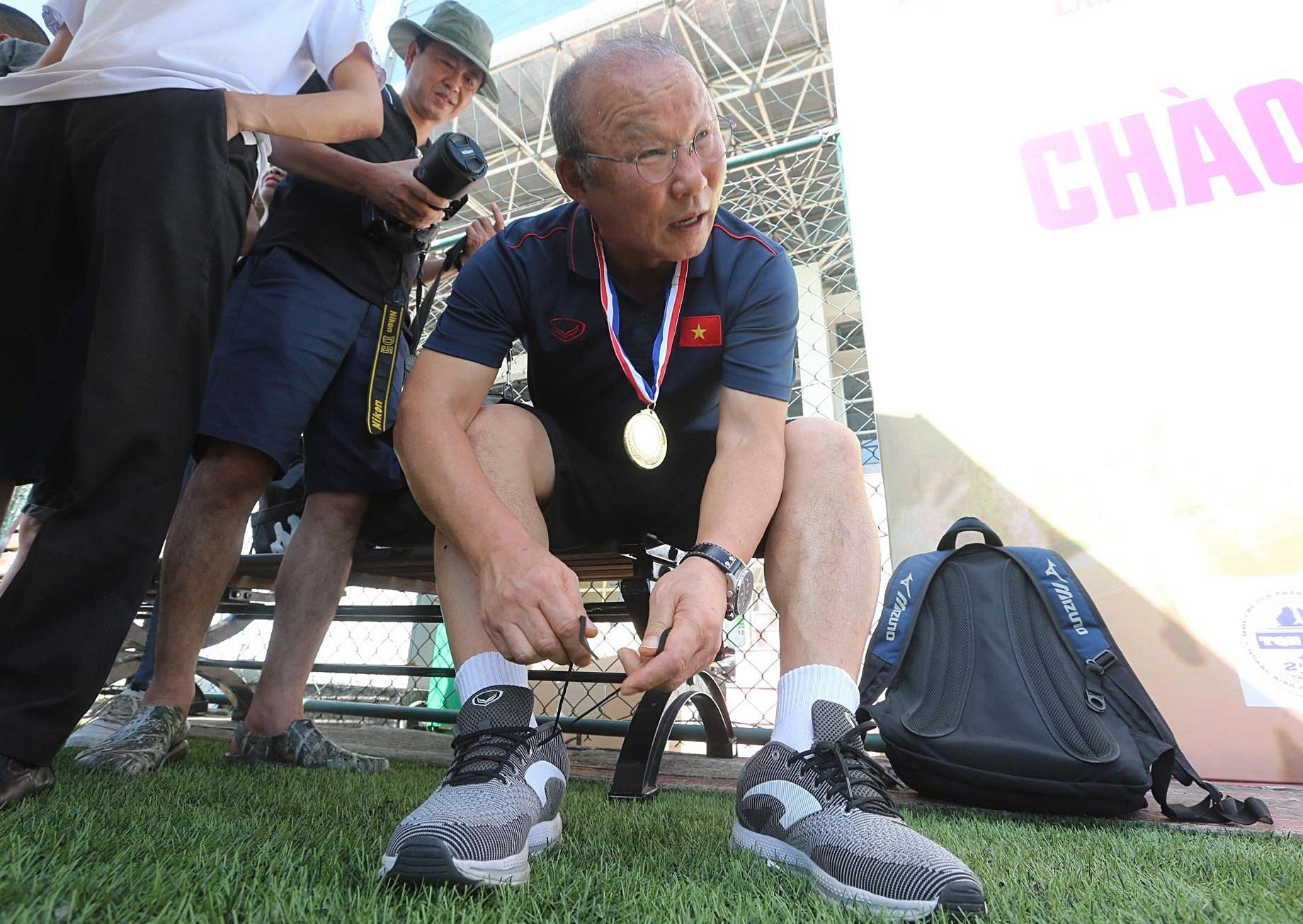 hlv park hang seo la ai,  thay park xo giay ngay bao chi viet nam anh 6