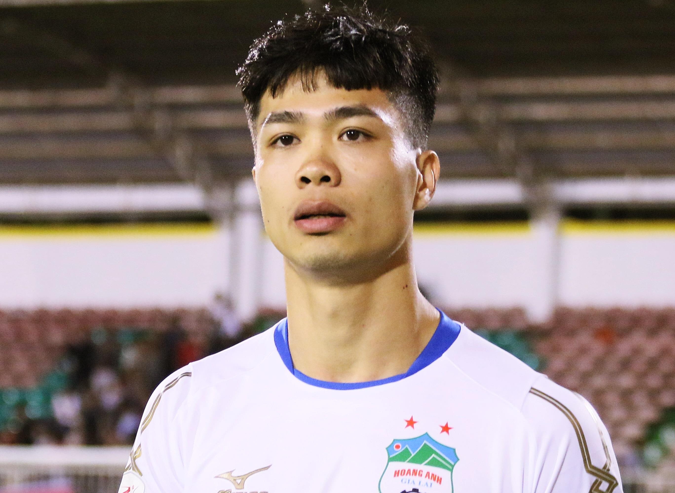 Cong Phuong tap luyen o HAGL vi chua co visa di Phap hinh anh