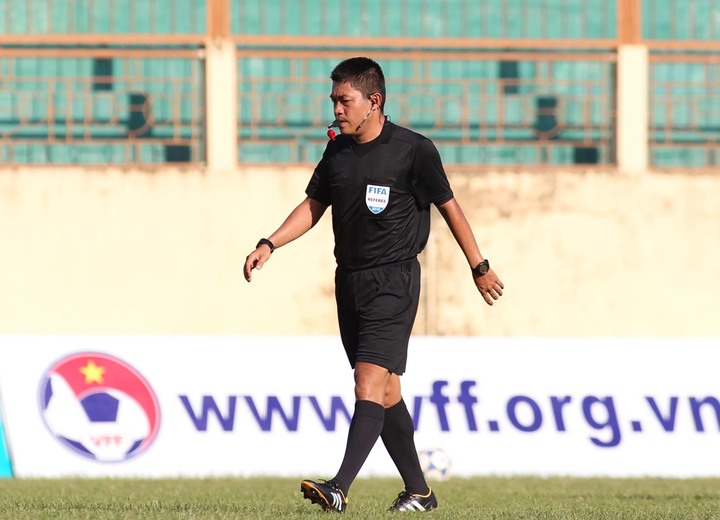 trong tai fifa viet nam,  trong tai fifa ngat xiu anh 2