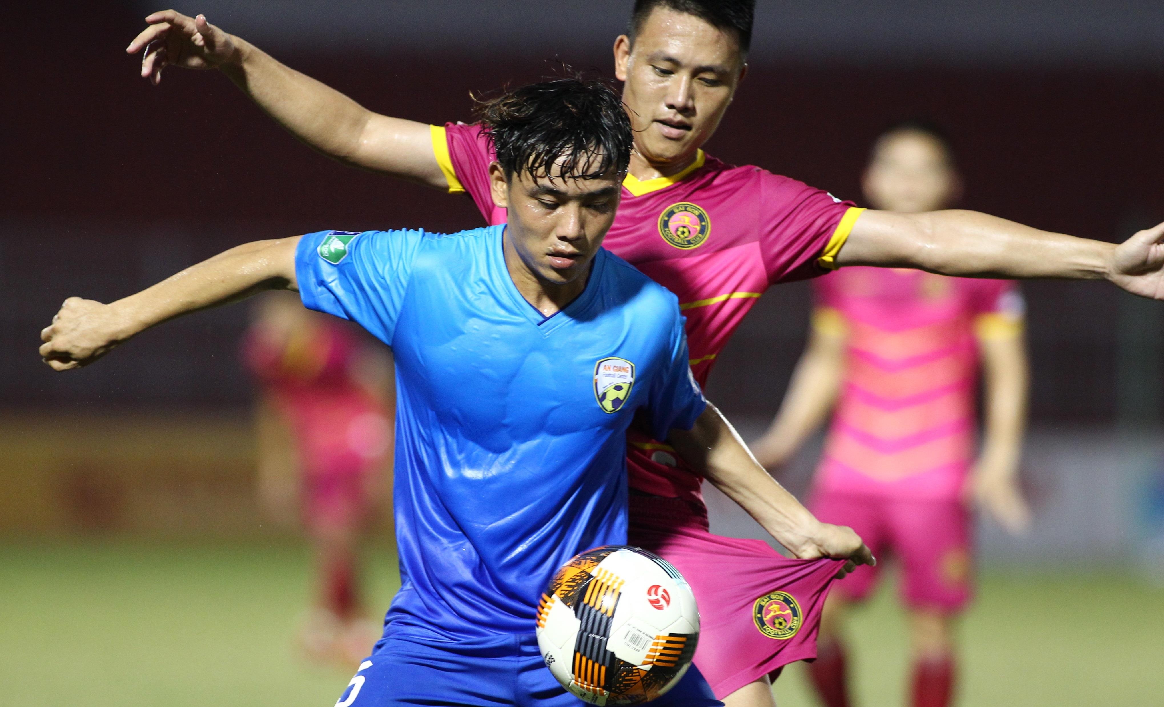 Tan binh CLB Sai Gon toa sang bang cu dup trong ngay ra mat hinh anh