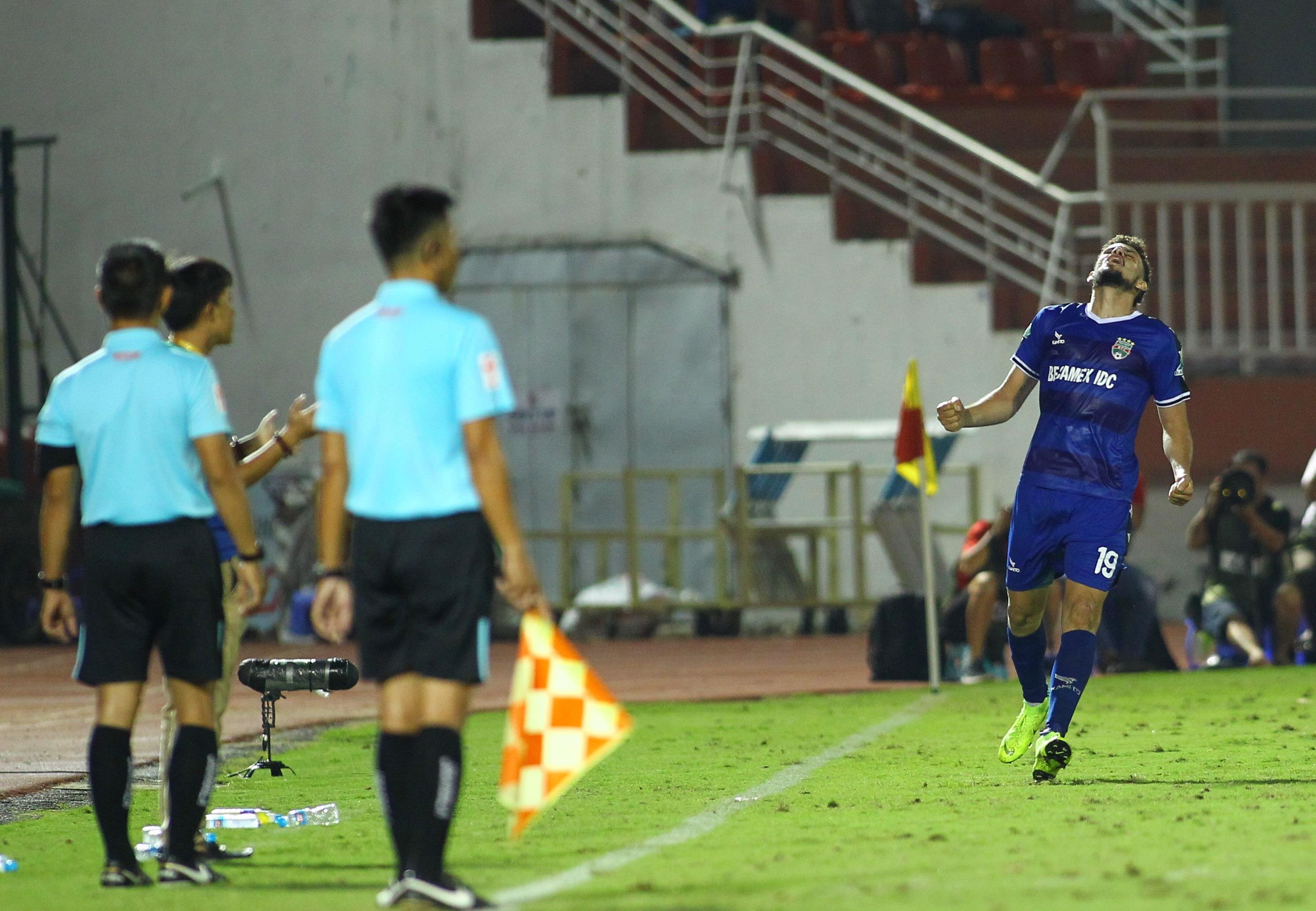 trong tai rut the do,  cau thu binh duong vay trong tai anh 4