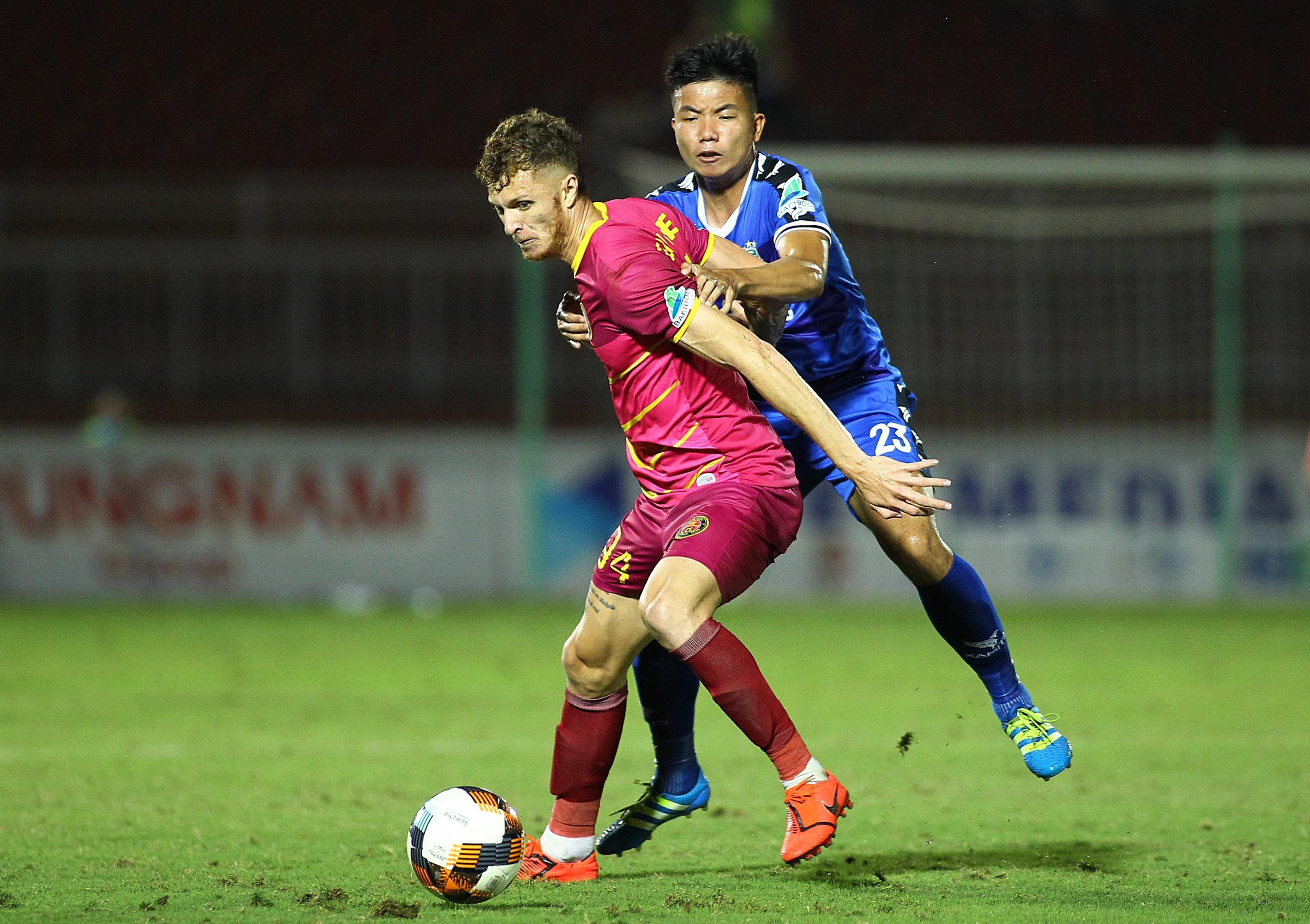 trong tai rut the do,  cau thu binh duong vay trong tai anh 5