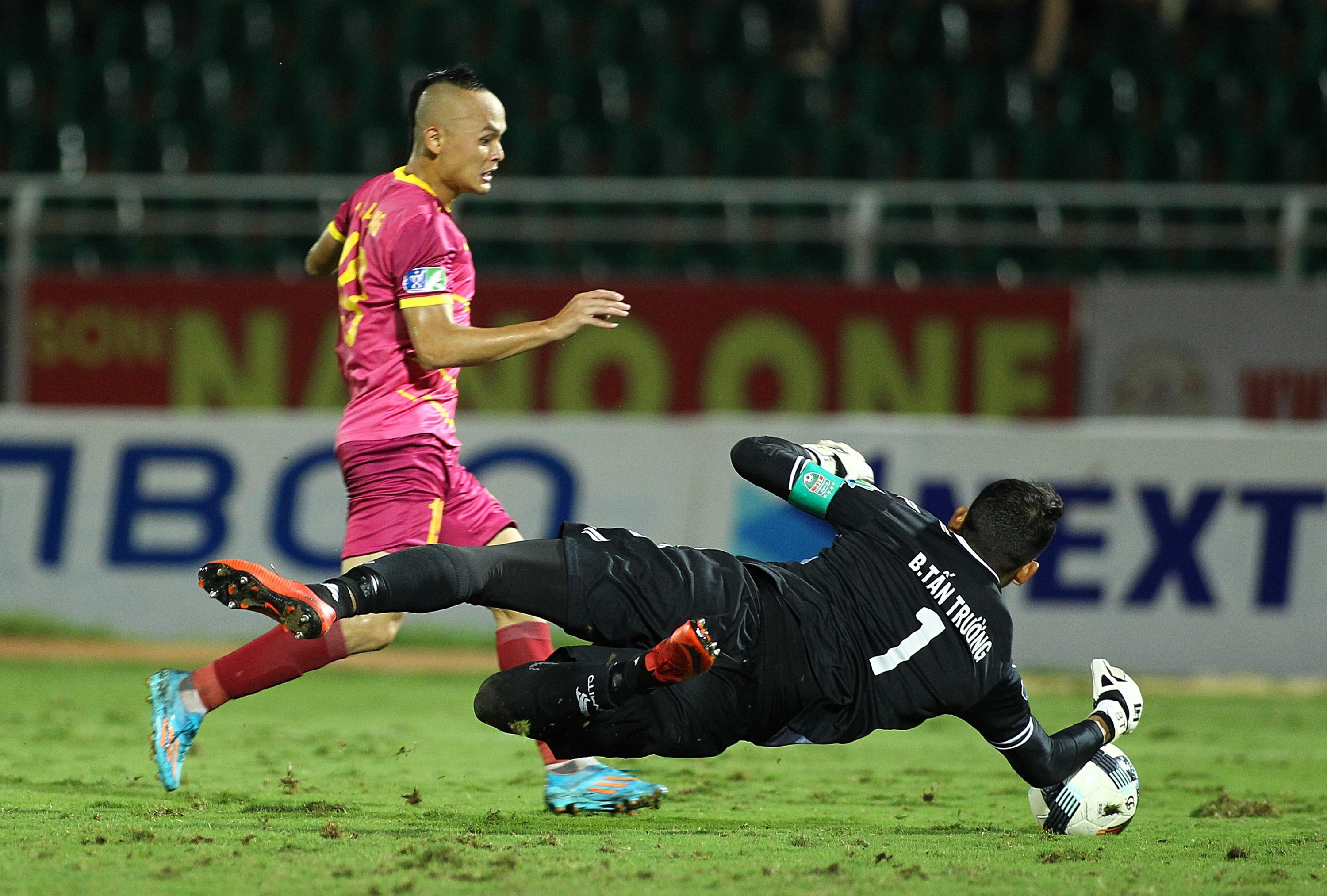 trong tai rut the do,  cau thu binh duong vay trong tai anh 7