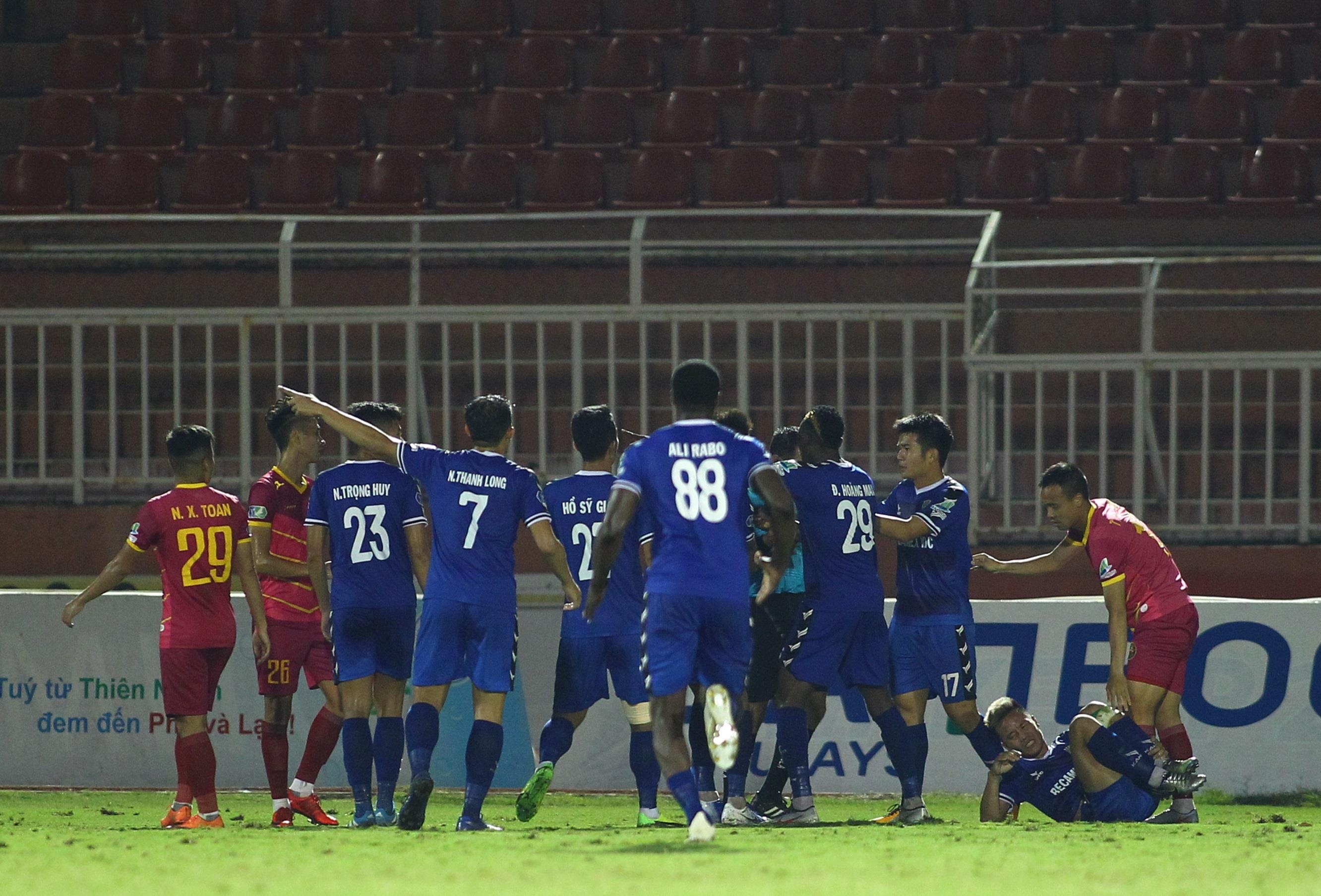 trong tai rut the do,  cau thu binh duong vay trong tai anh 1