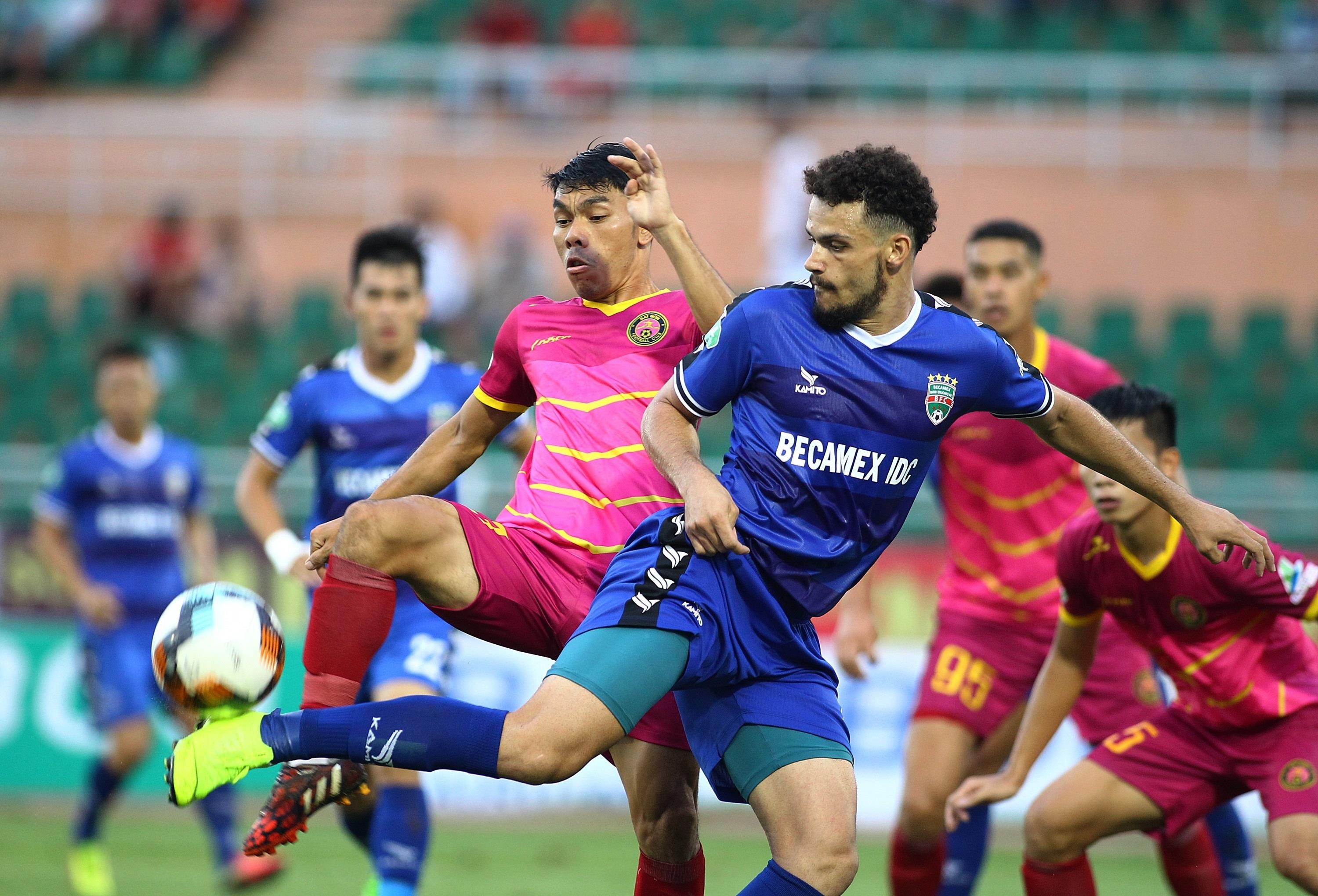 trong tai rut the do,  cau thu binh duong vay trong tai anh 3