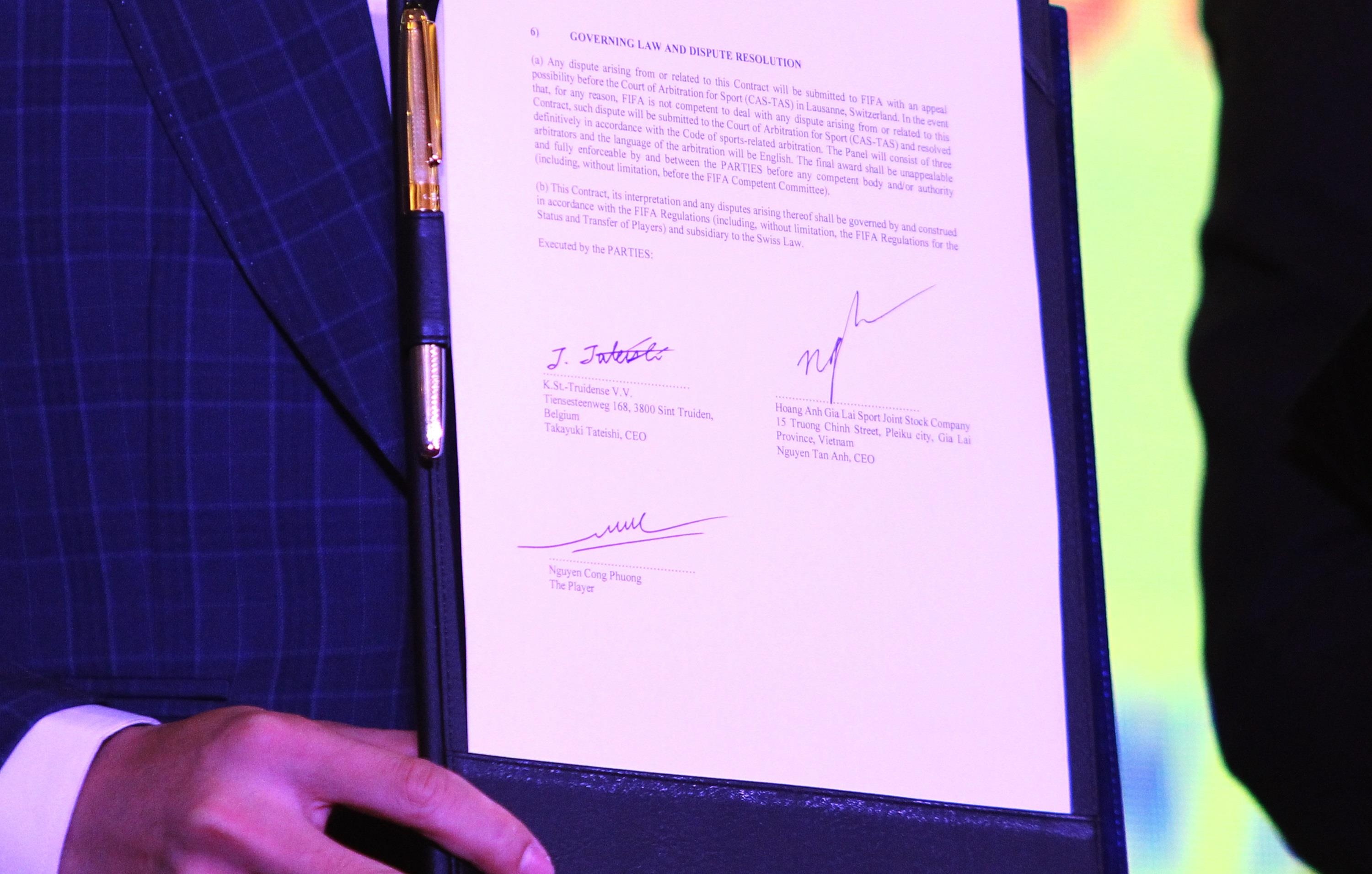 Cong phuong sang Bi thi dau,  hop dong cong phuong sang bi anh 3