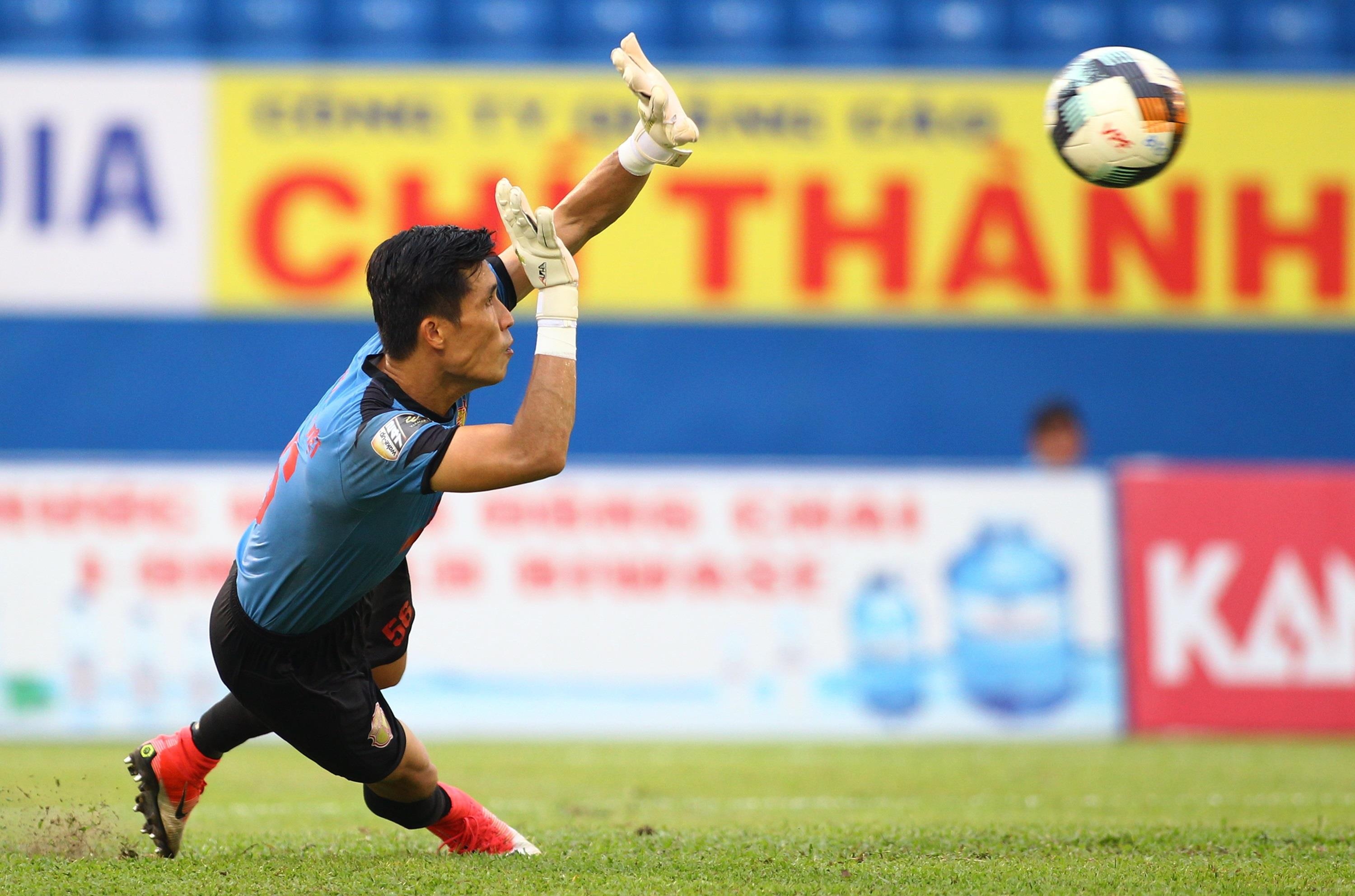 thu mon phan doi trong tai v league,  thu mon lon tuoi nhat v league anh 5