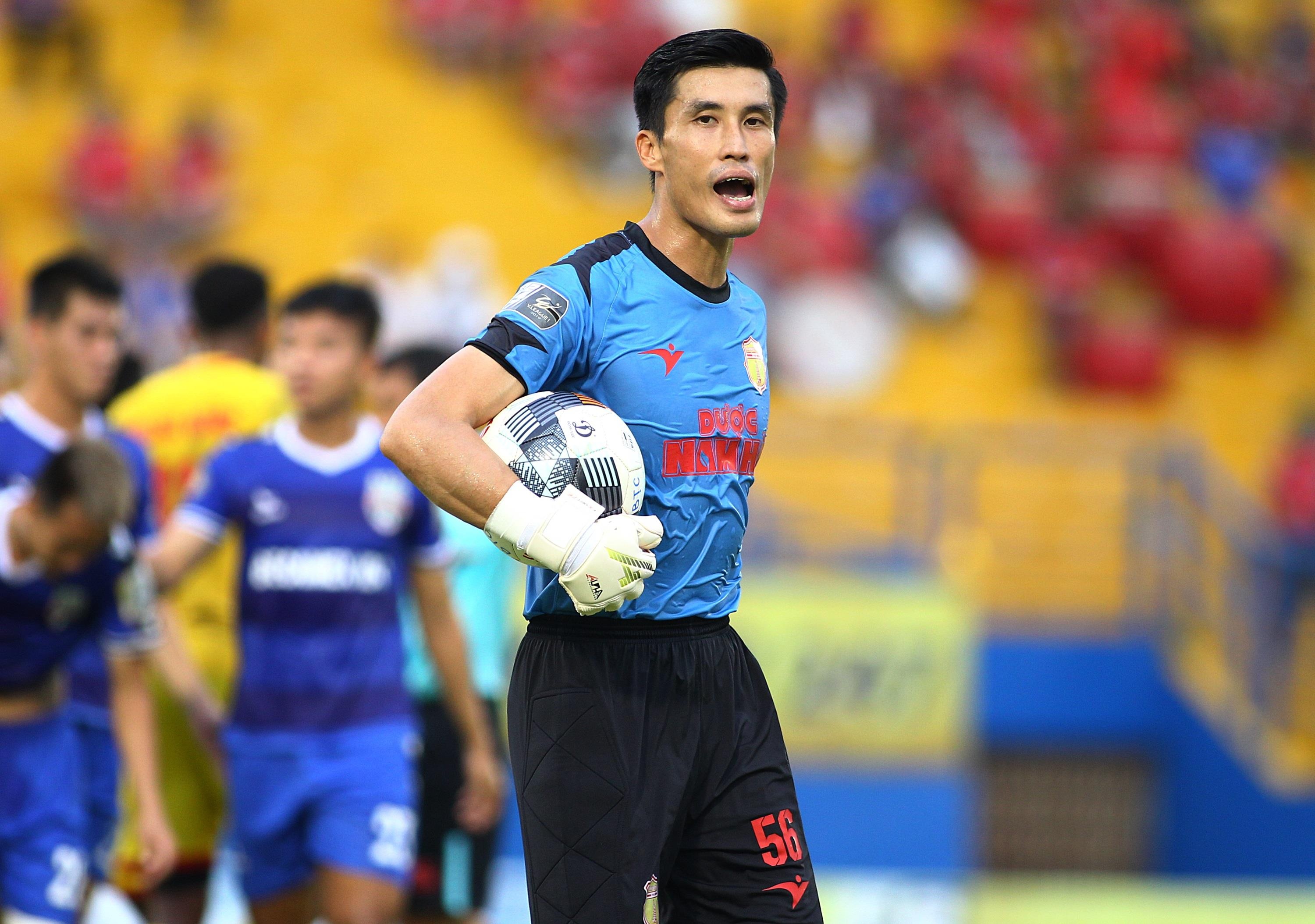 thu mon phan doi trong tai v league,  thu mon lon tuoi nhat v league anh 4