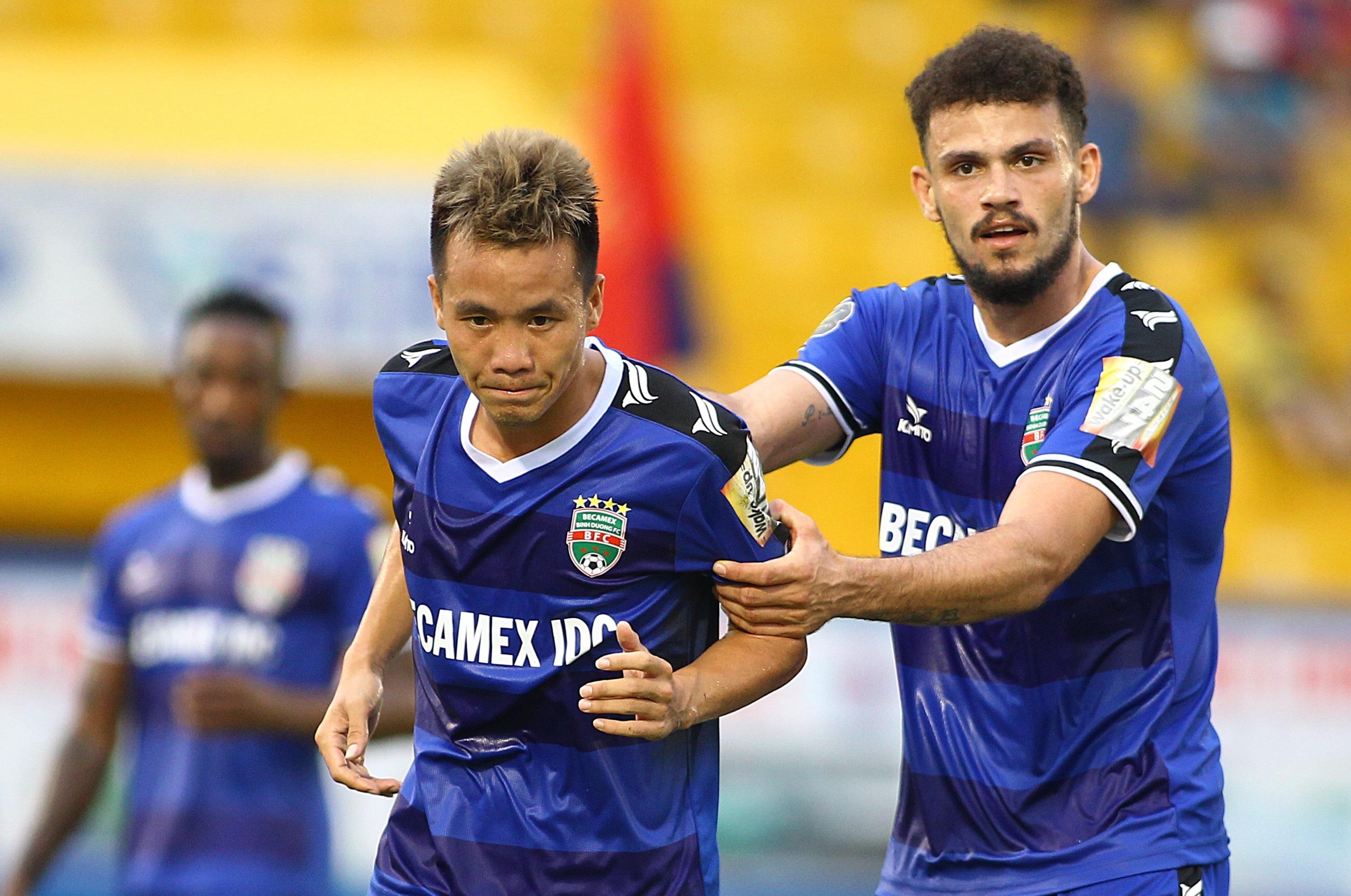 thu mon phan doi trong tai v league,  thu mon lon tuoi nhat v league anh 9