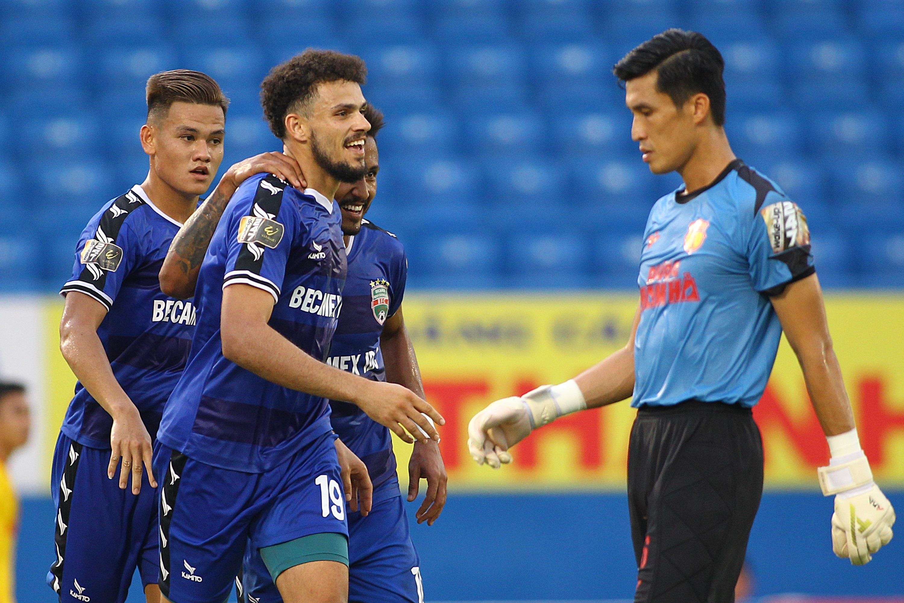 thu mon phan doi trong tai v league,  thu mon lon tuoi nhat v league anh 7