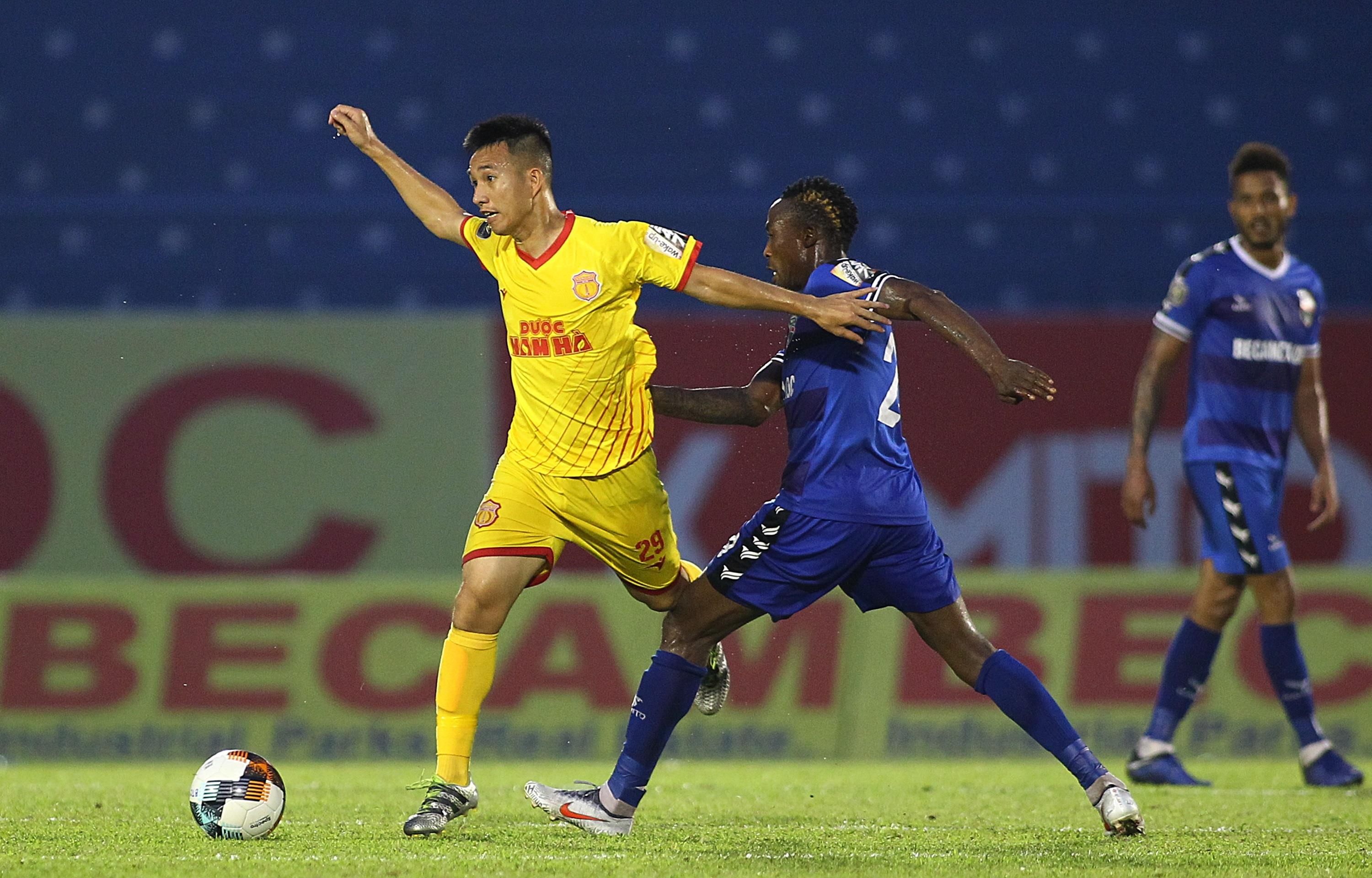 thu mon phan doi trong tai v league,  thu mon lon tuoi nhat v league anh 8