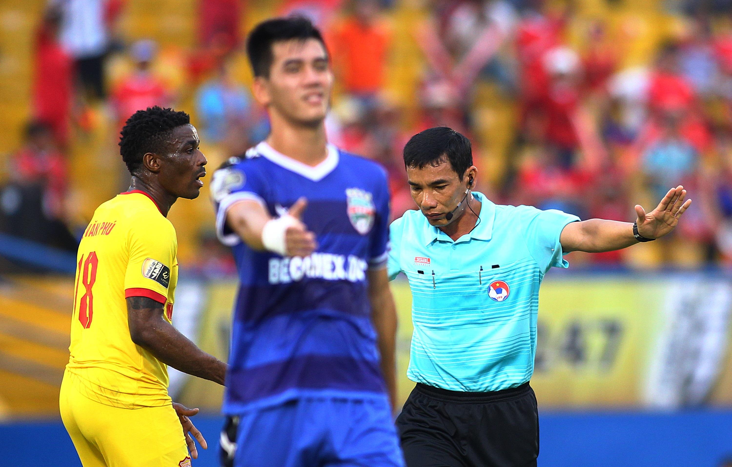 thu mon phan doi trong tai v league,  thu mon lon tuoi nhat v league anh 3