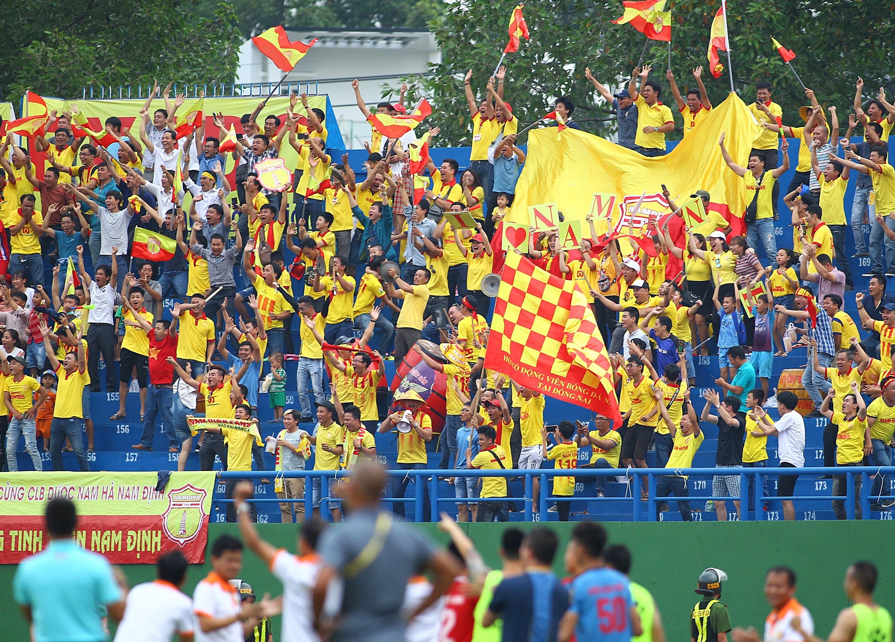 thu mon phan doi trong tai v league,  thu mon lon tuoi nhat v league anh 1