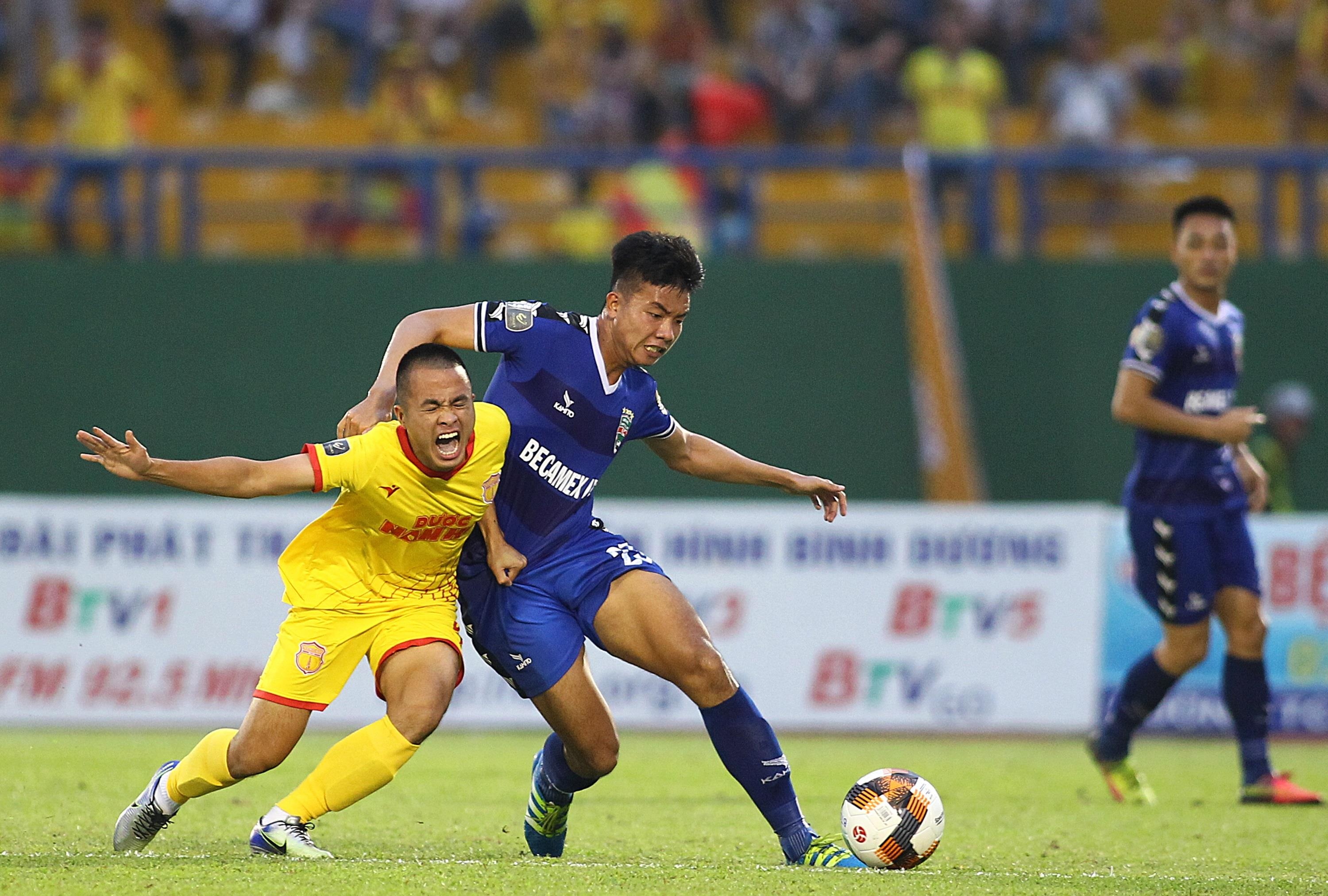 thu mon phan doi trong tai v league,  thu mon lon tuoi nhat v league anh 6