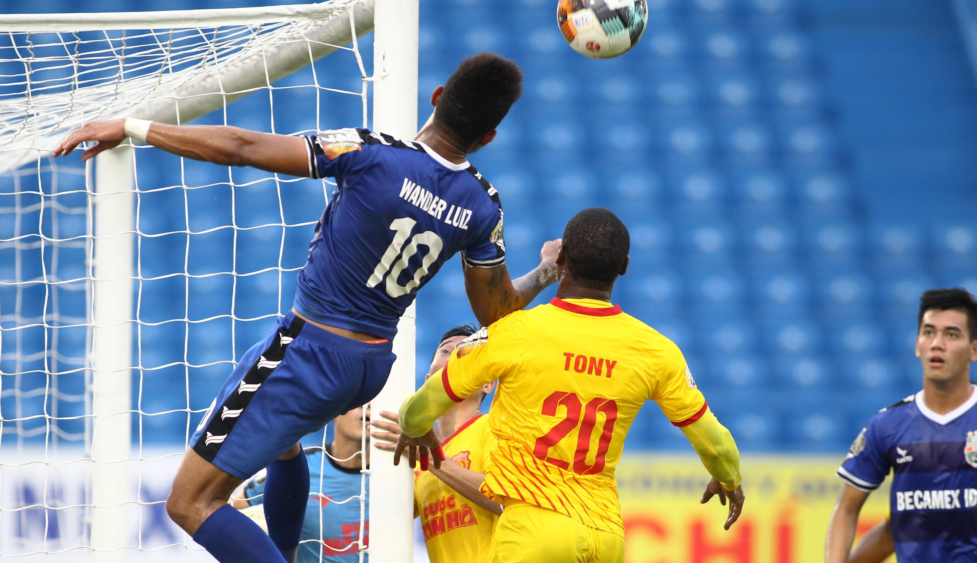 thu mon phan doi trong tai v league,  thu mon lon tuoi nhat v league anh 2