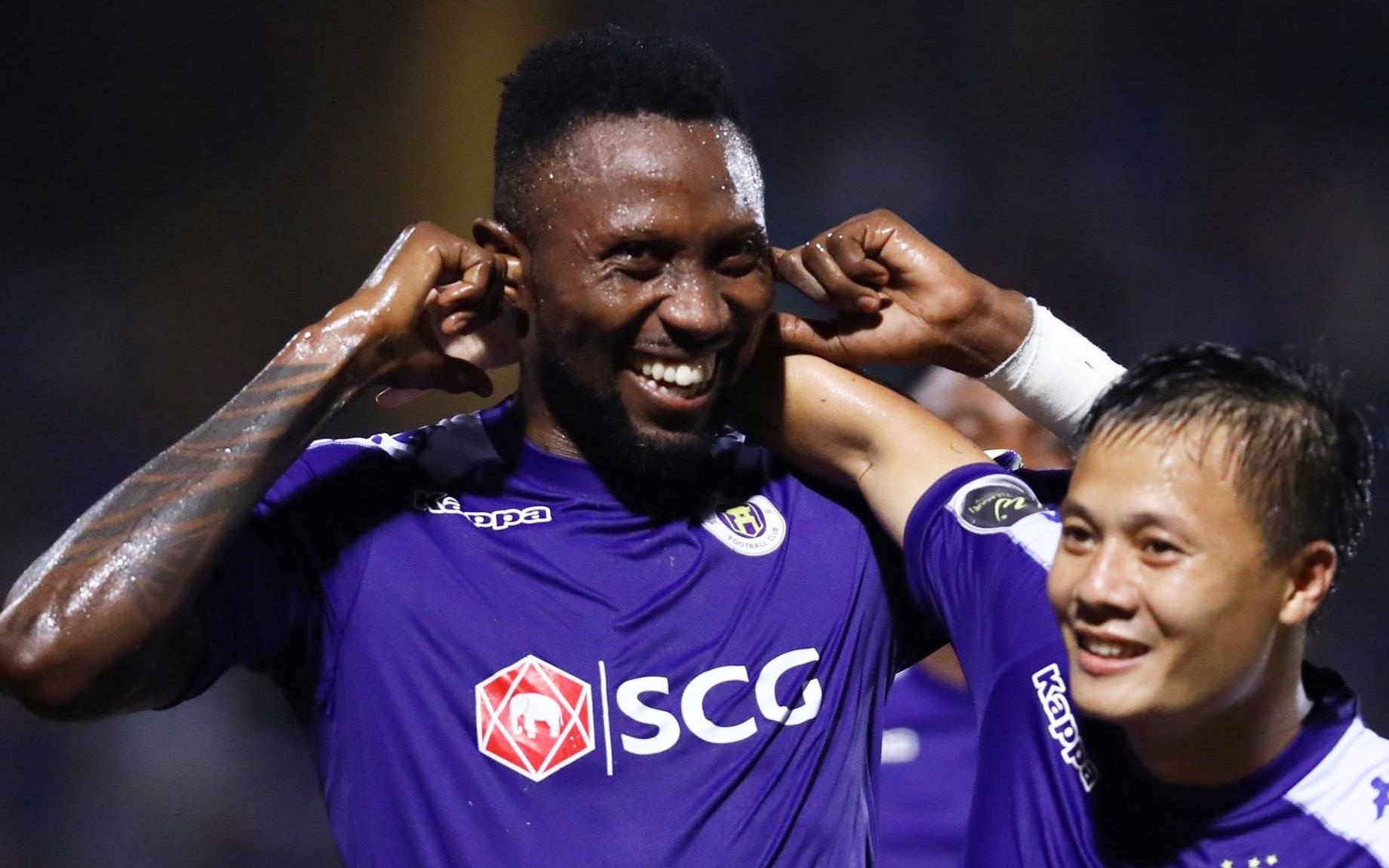 CLB Ha Noi chi vien cho doi Quang Nam bao nhieu nguoi de tru hang? hinh anh