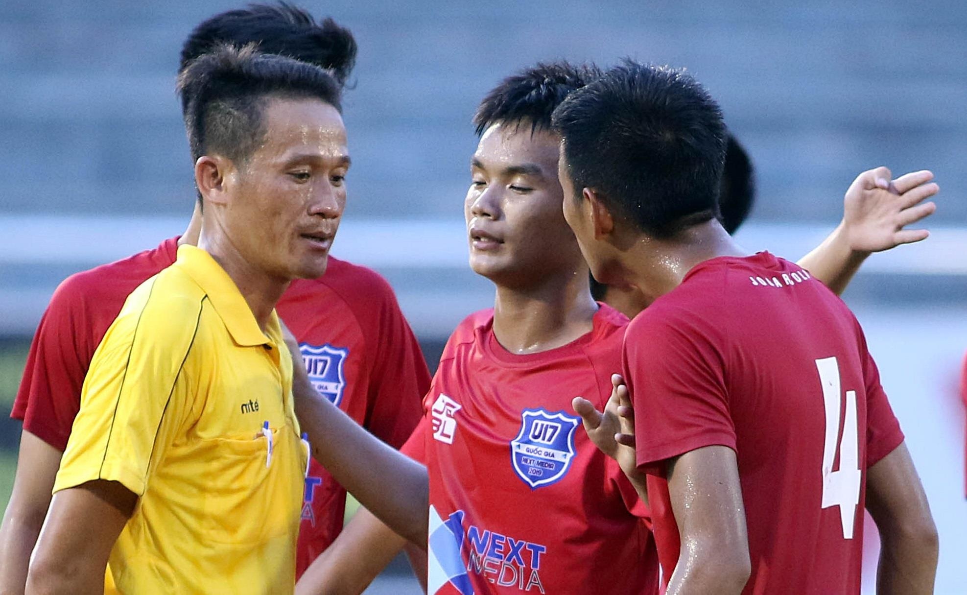 2 HLV bi duoi trong tran dau co nhieu tranh cai o vong chung ket U17 hinh anh