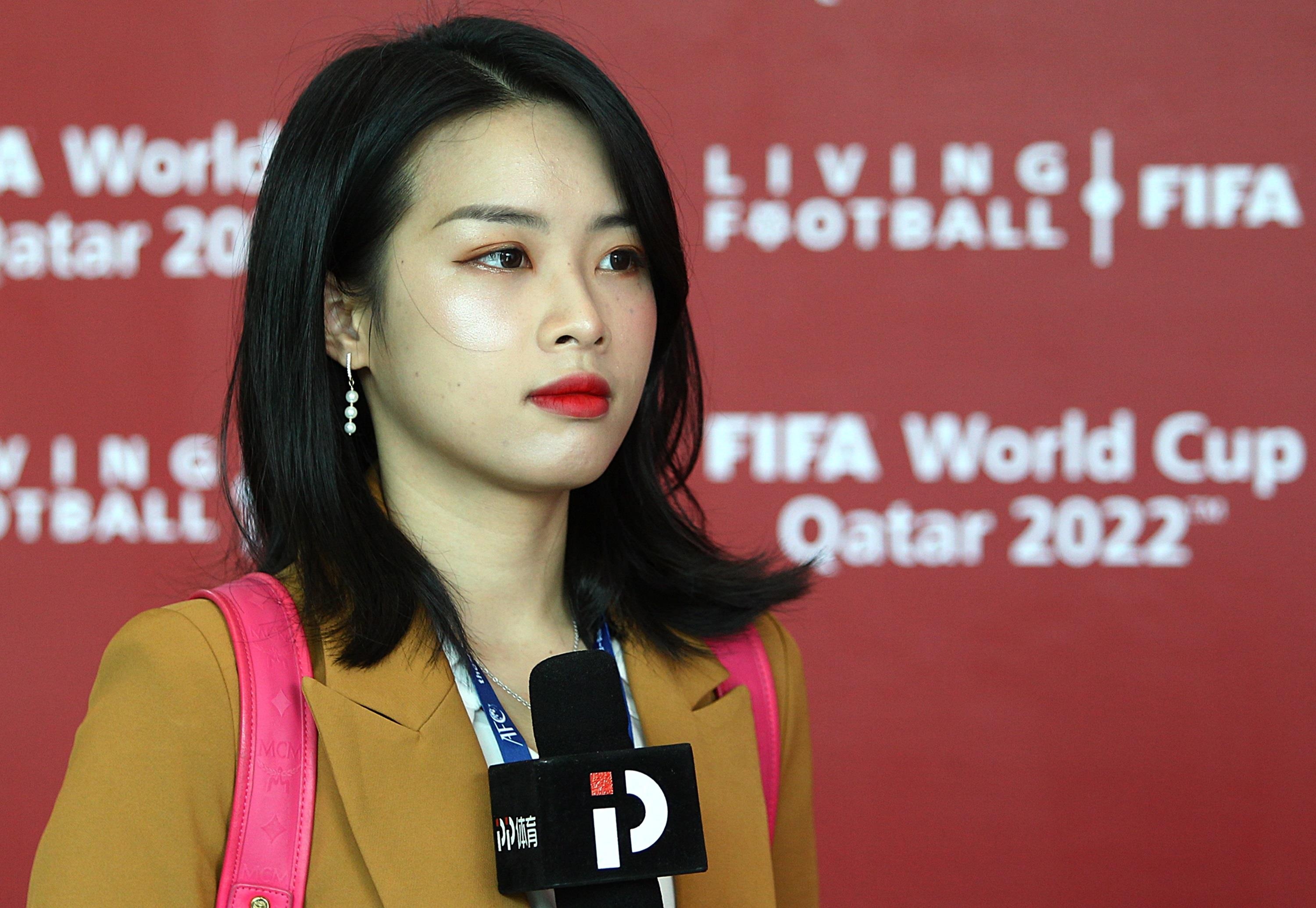 Nu phong vien xinh dep Trung Quoc muon gap Viet Nam o Asian Cup hinh anh