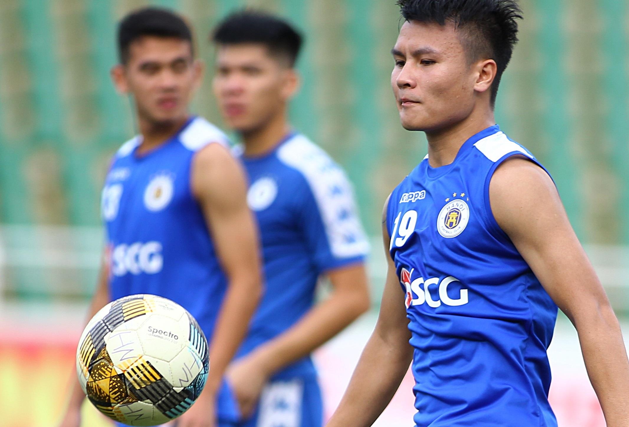 Quang Hai va dong doi san sang doi mon no thua 2-5 truoc Sai Gon hinh anh