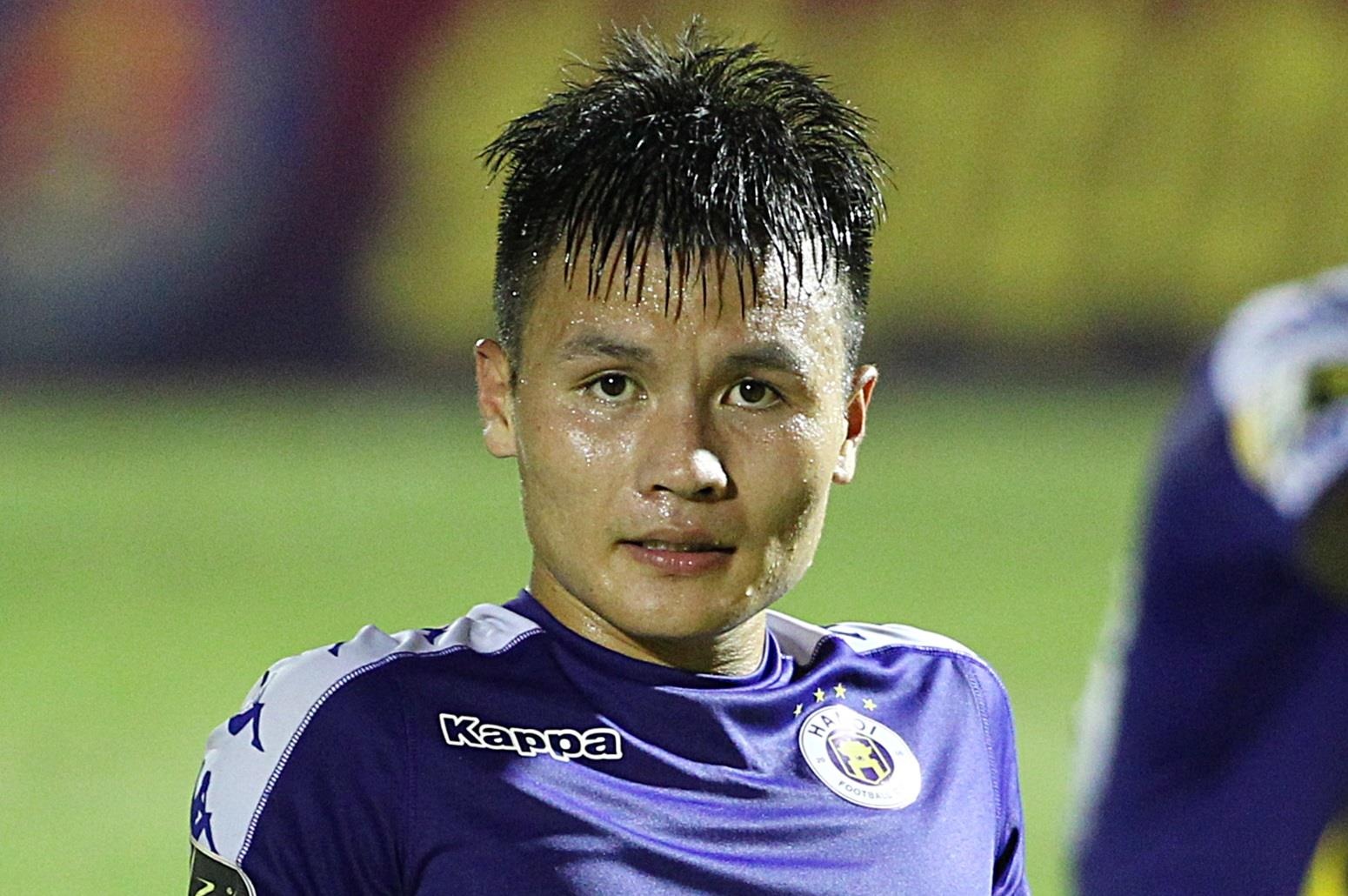 Quang Hai an mung kho hieu sau khi duoc tung vao san bat dac di hinh anh