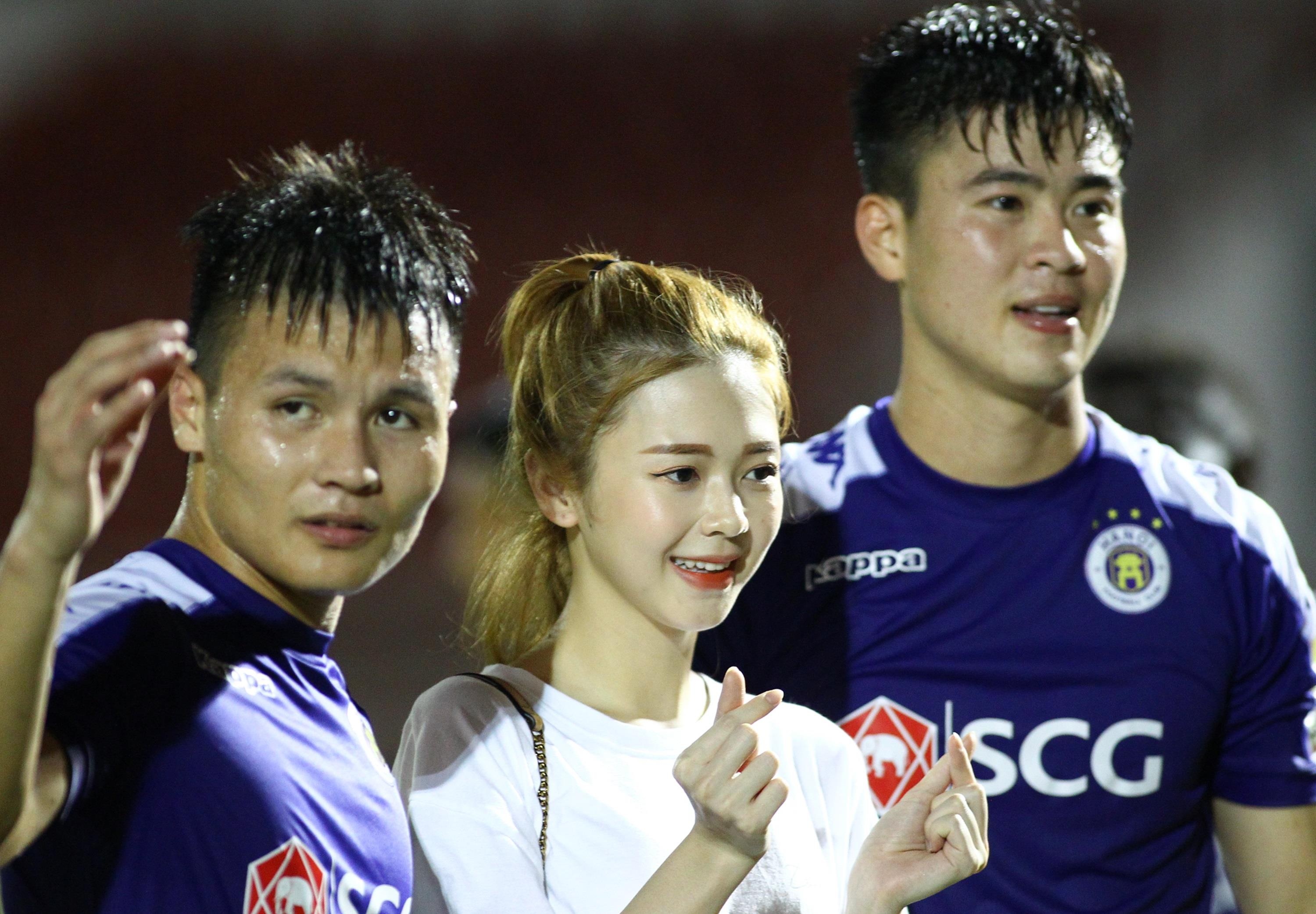 Trinh Thang Binh cung ban gai tin don gap Quang Hai sau tran dau hinh anh