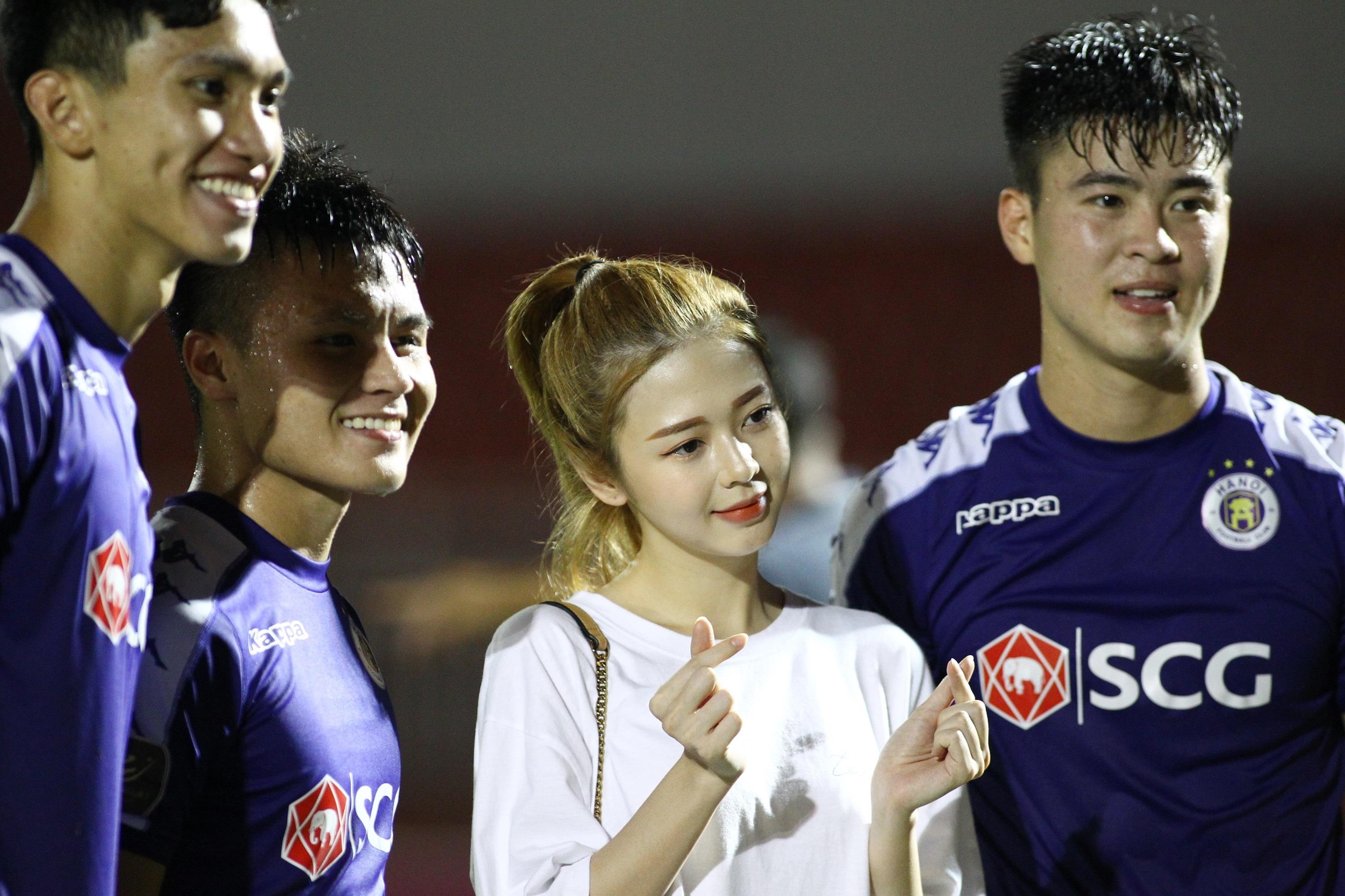 trinh thang binh va ban gai tin don anh 6