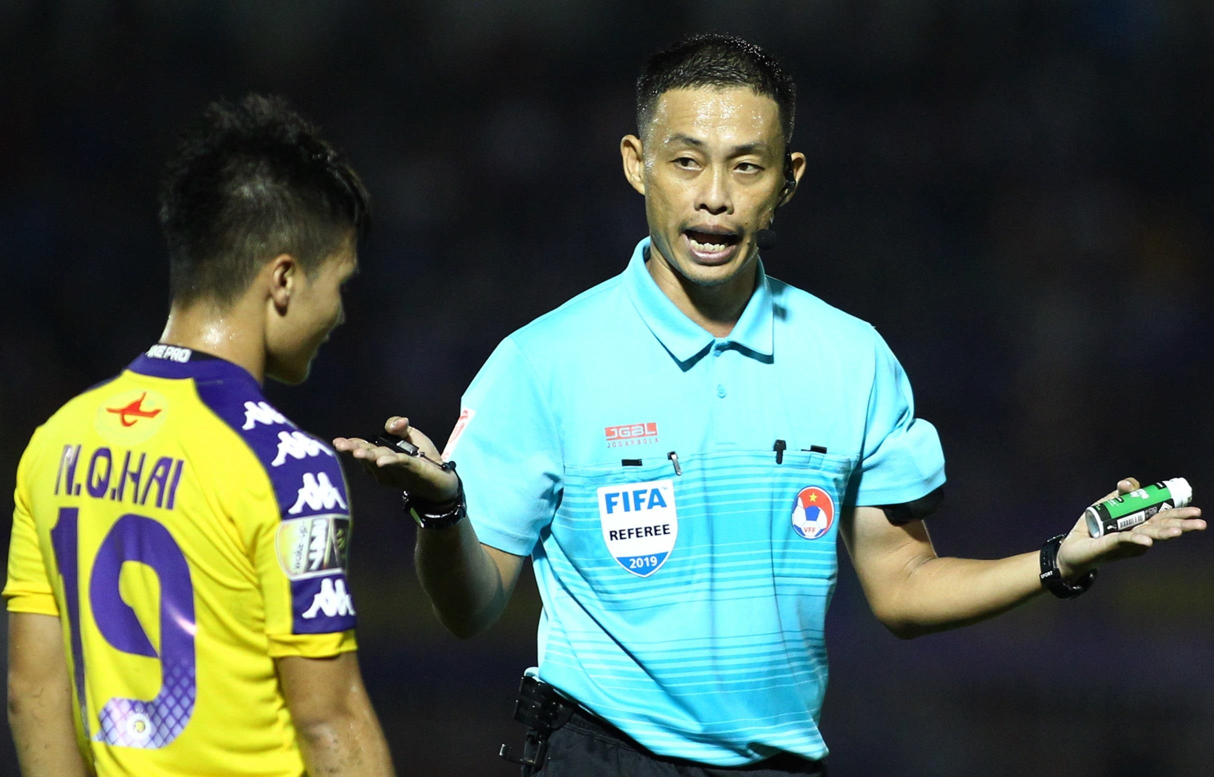 CDV chieu tia laser cau thu Ha Noi, lang ma trong tai FIFA hinh anh