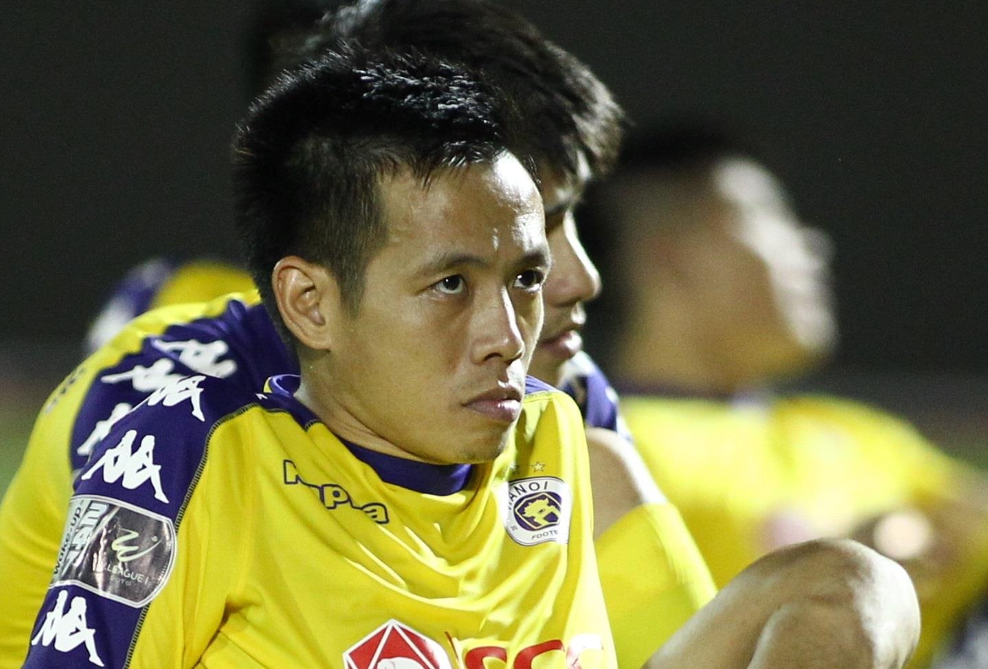 Van Quyet chi mat dan em vi bi ke gam giay vao dau goi hinh anh