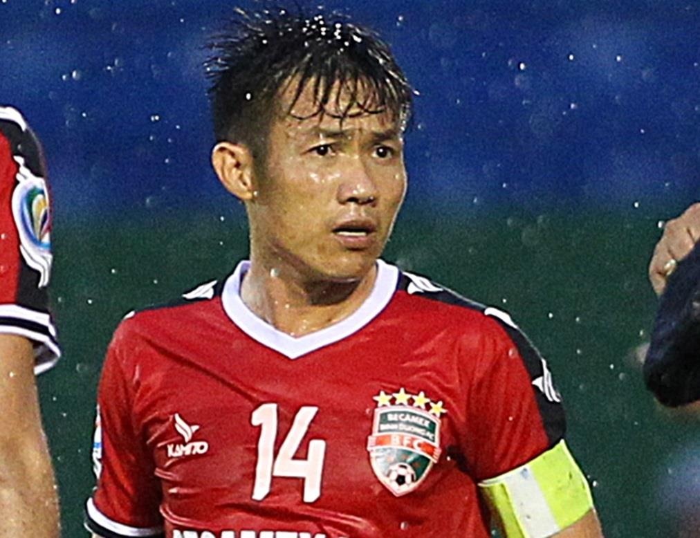 Anh Duc can Tan Tai chay ra ngoai yeu cau HLV thay doi chien thuat hinh anh