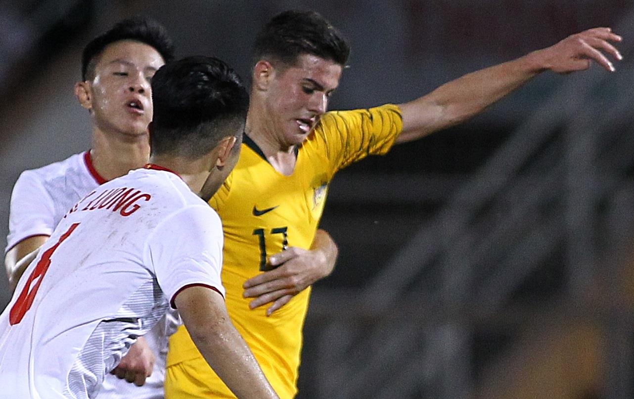 'Hung than' cua U18 Viet Nam vuot qua 4 cau thu de lap hat-trick hinh anh