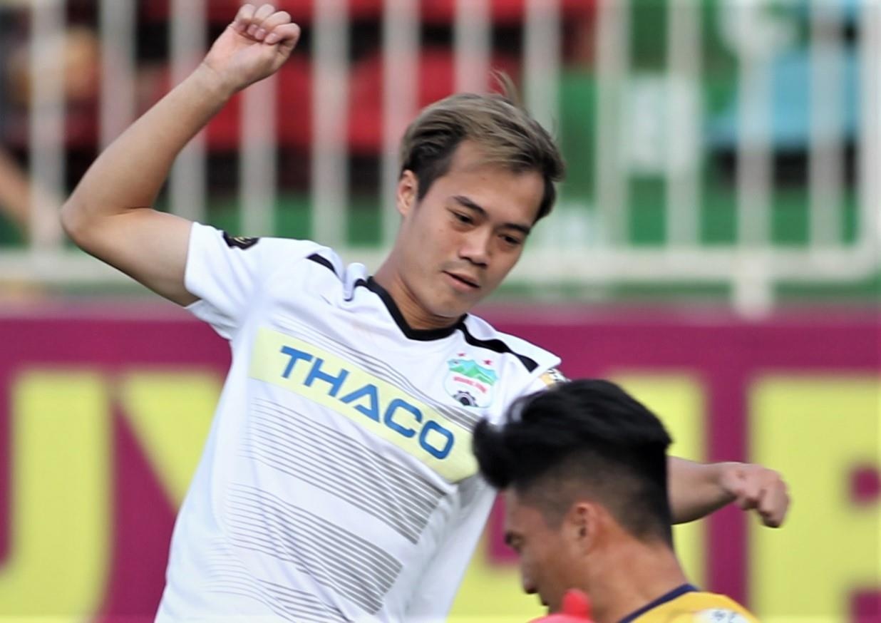 'Van Toan mat 7 qua phat den sau 20 vong dau V.League' hinh anh