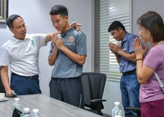 Cau thu danh nhau dan bo me len xin loi chu tich LDBD Thai Lan hinh anh